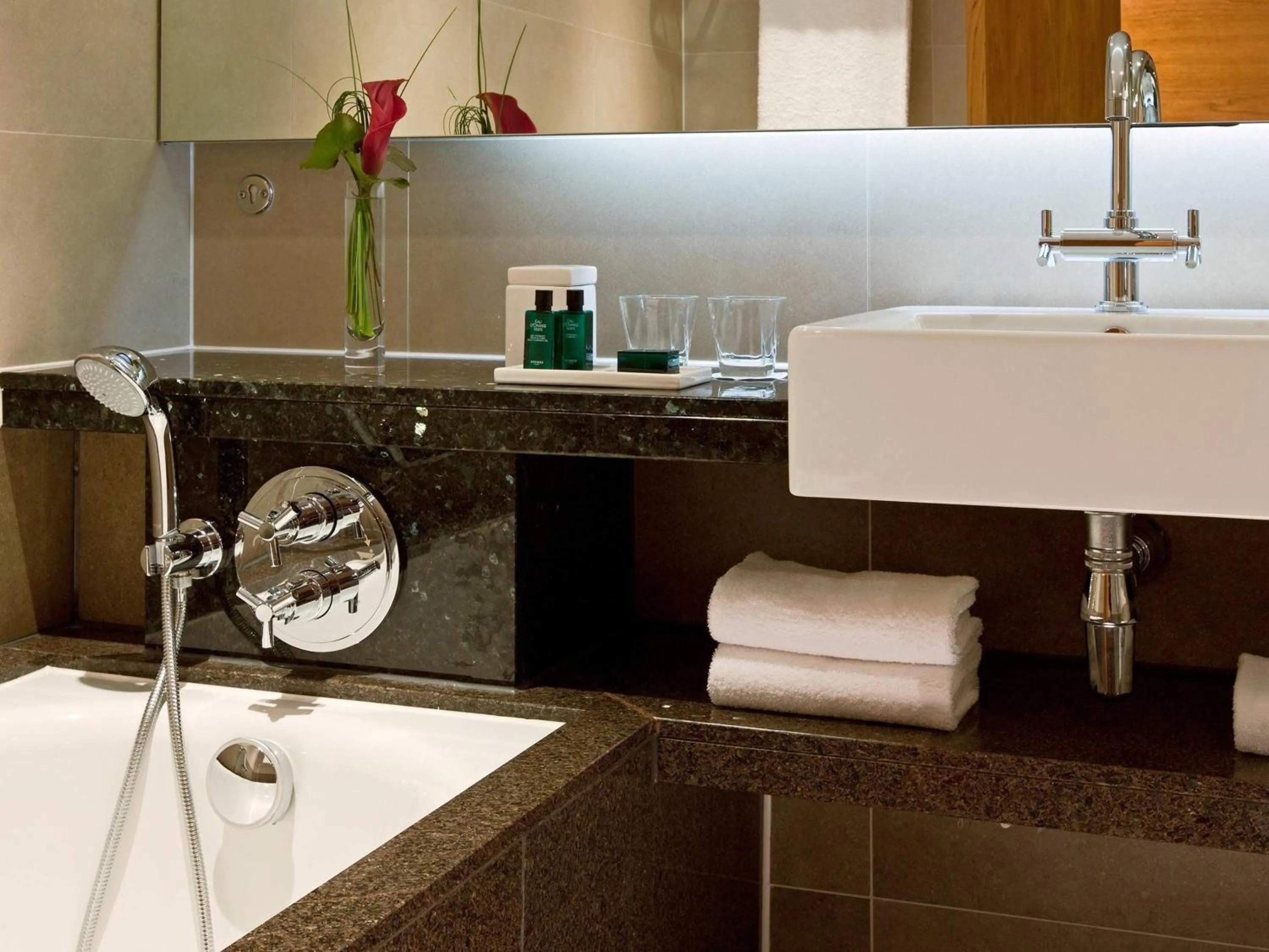 Photo of the whole room in Sofitel London Heathrow