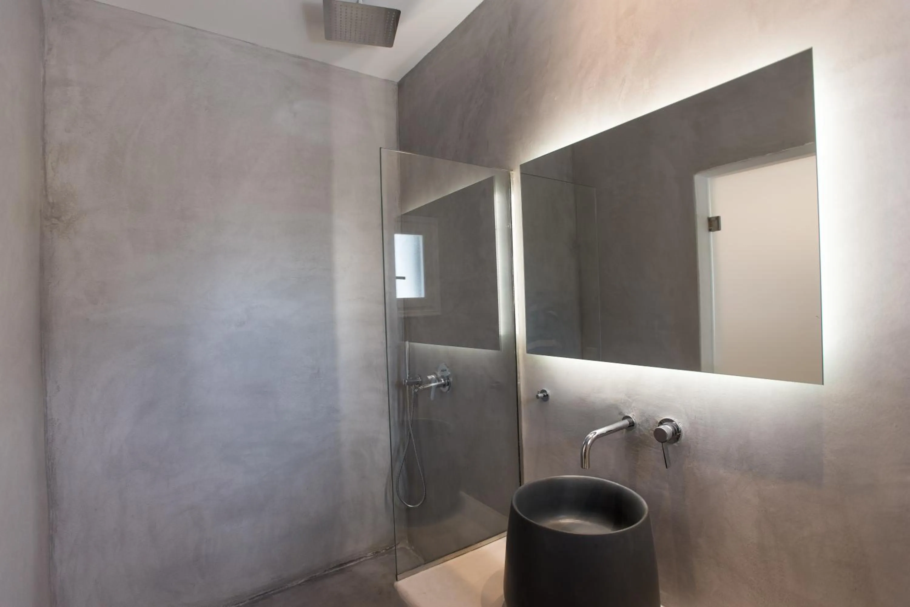 Shower in Mykonos Village