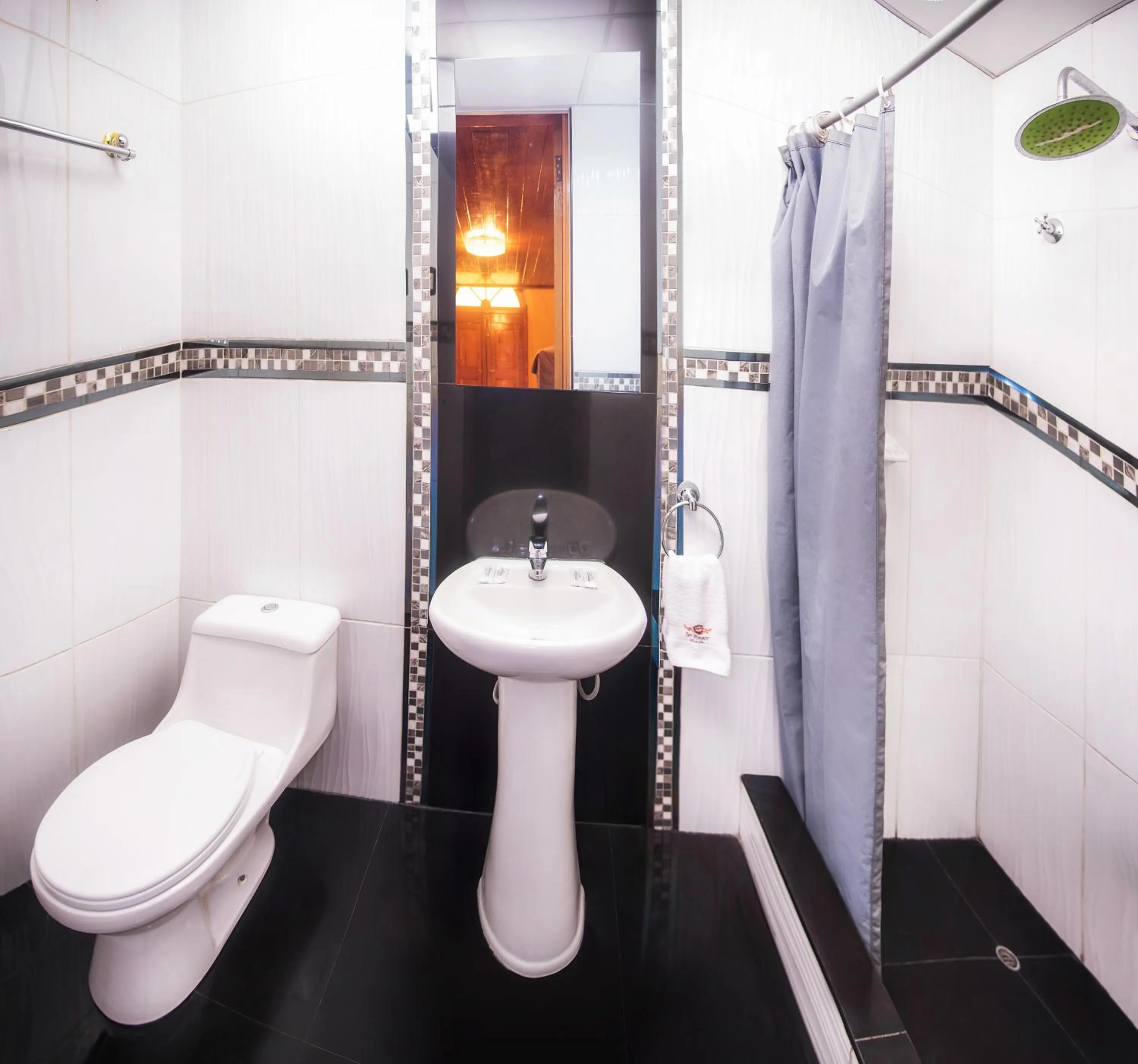 Shower in Le Foyer Arequipa