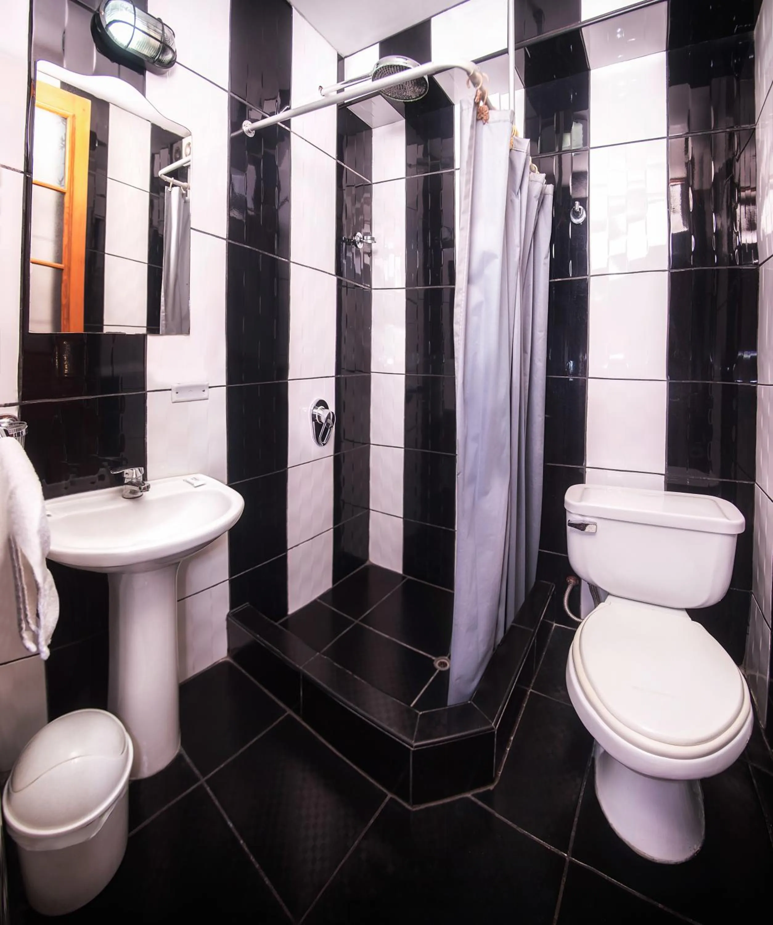 Shower in Le Foyer Arequipa