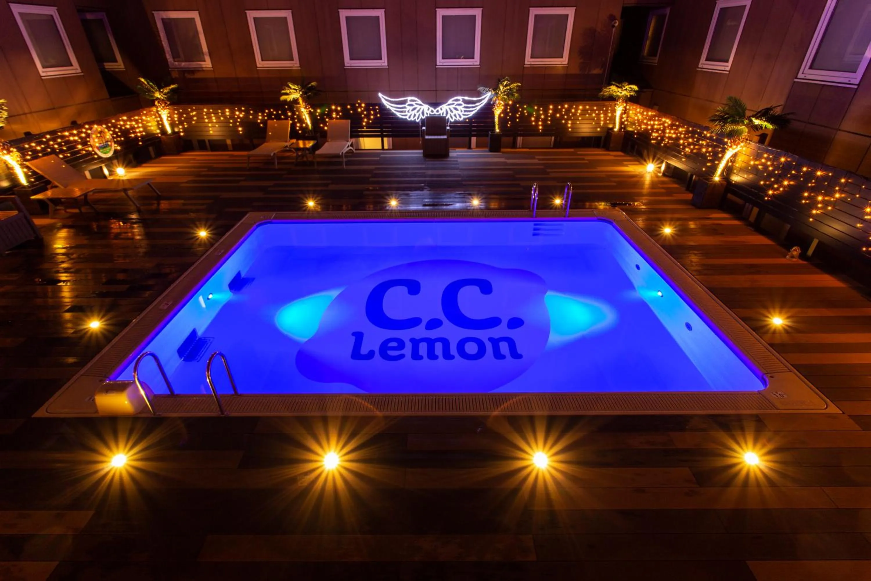 Swimming pool in APA Hotel & Resort Tokyo Bay Shiomi