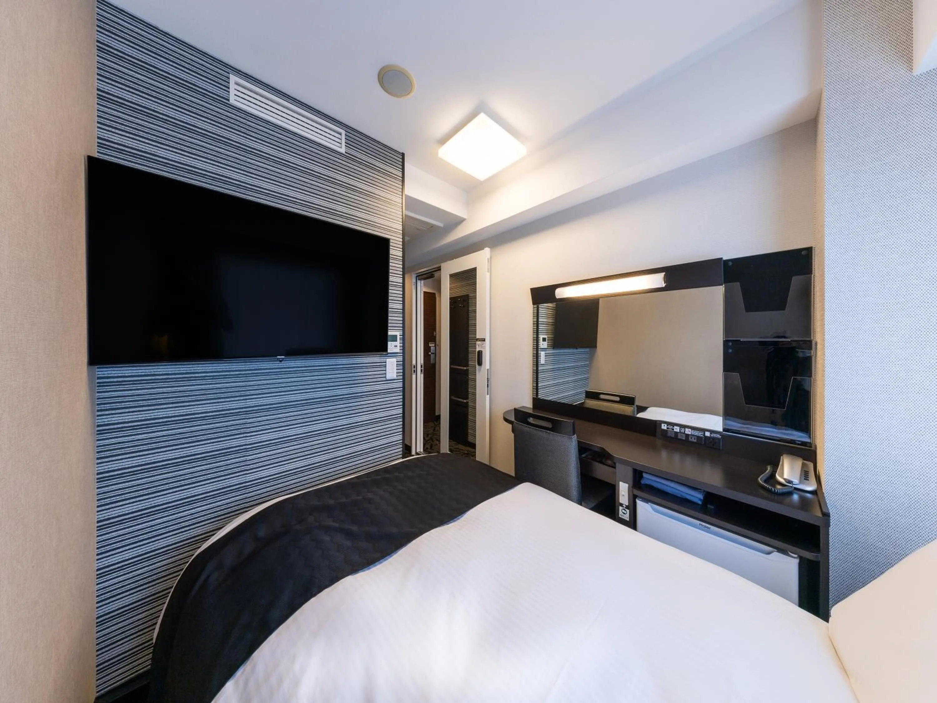 Photo of the whole room, Bed in APA Hotel Yodoyabashi Ekimae