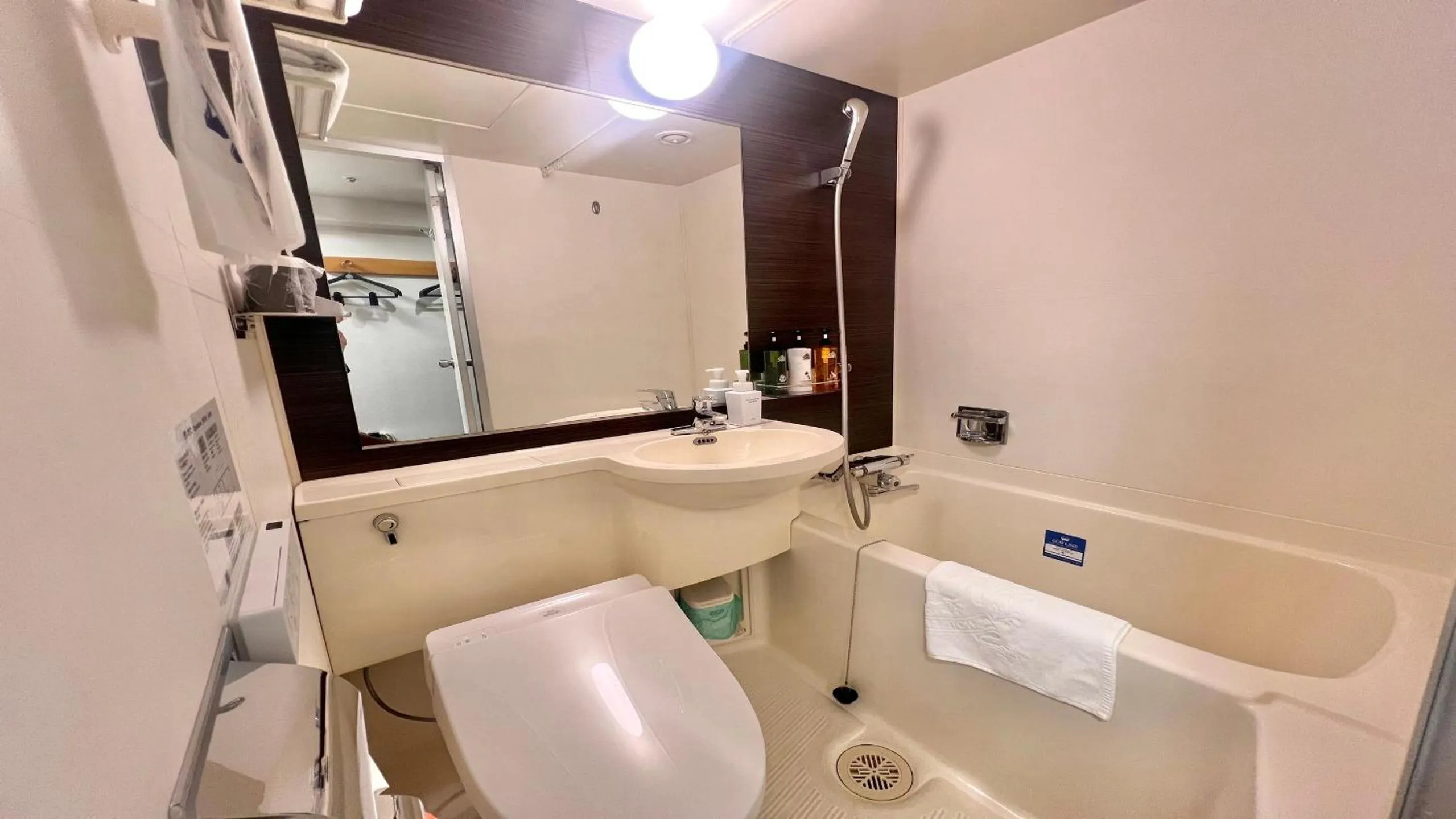 Photo of the whole room in APA Hotel Osaka Temma