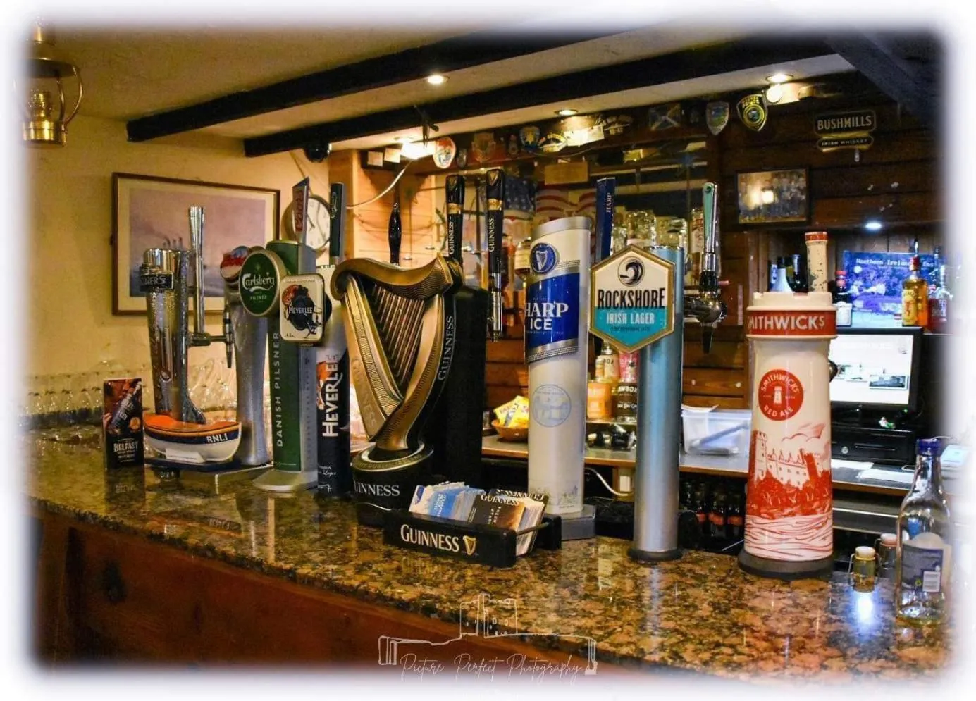 Lounge or bar in Dobbins Inn