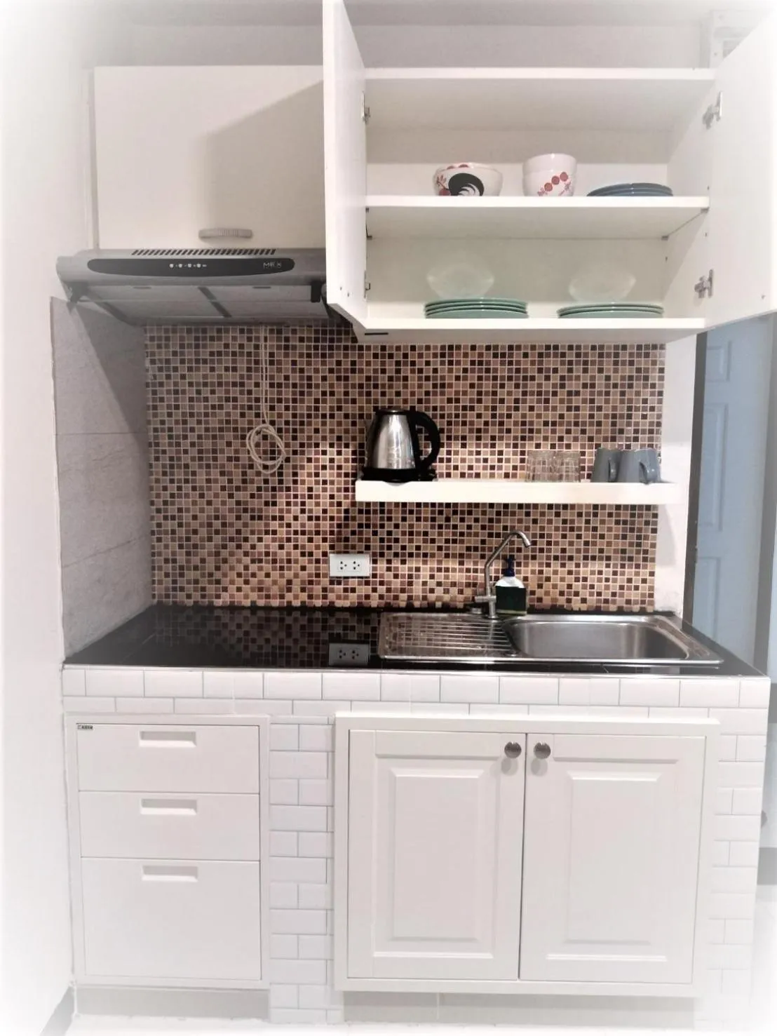 Kitchen or kitchenette in Baan Sabai Rama IV Apartment