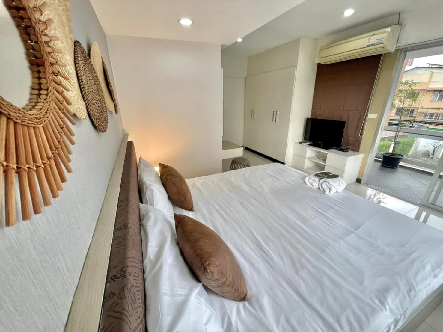 Bedroom, Bed in Baan Sabai Rama IV Apartment