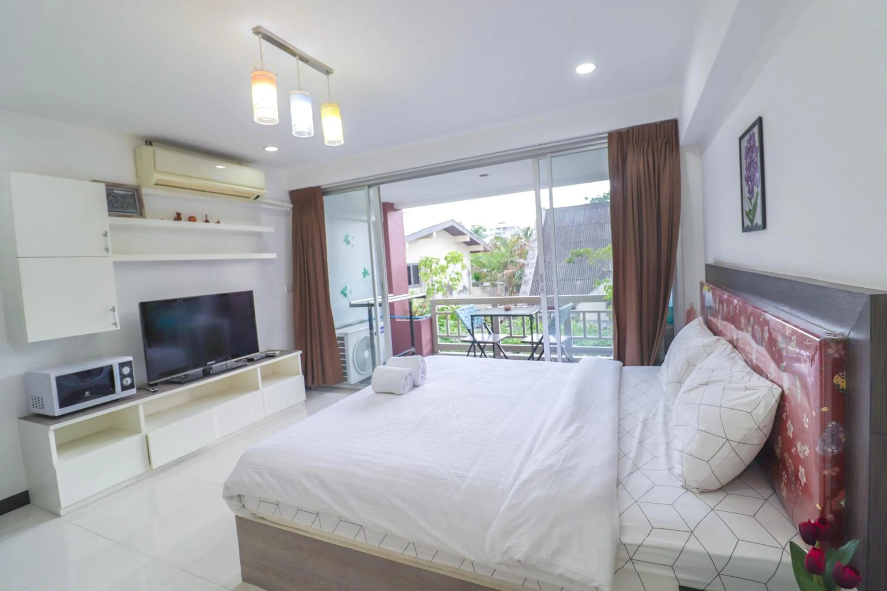 Bed in Baan Sabai Rama IV Apartment