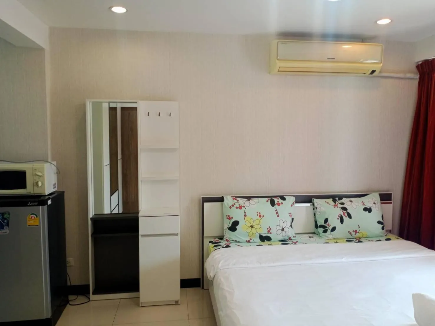 Bed in Baan Sabai Rama IV Apartment