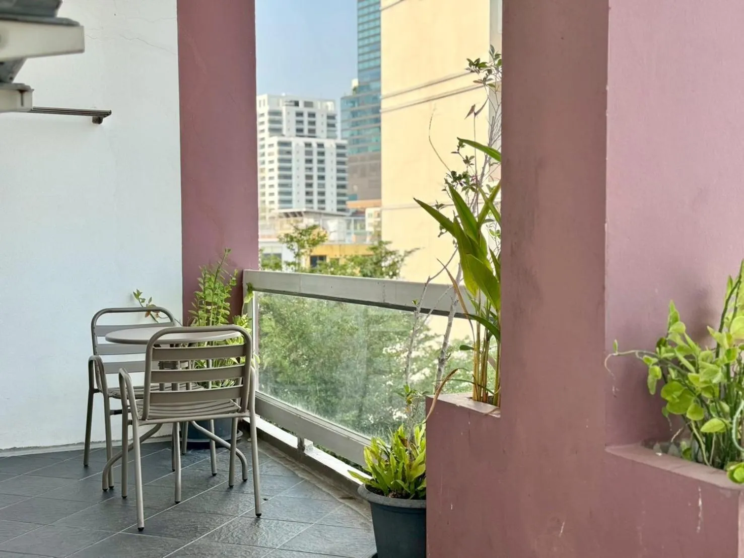 Balcony/Terrace in Baan Sabai Rama IV Apartment
