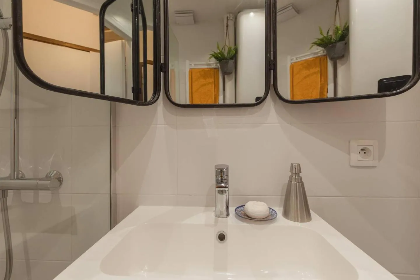 Shower in Nicelidays - Le Berlioz - city central - 7min from beaches