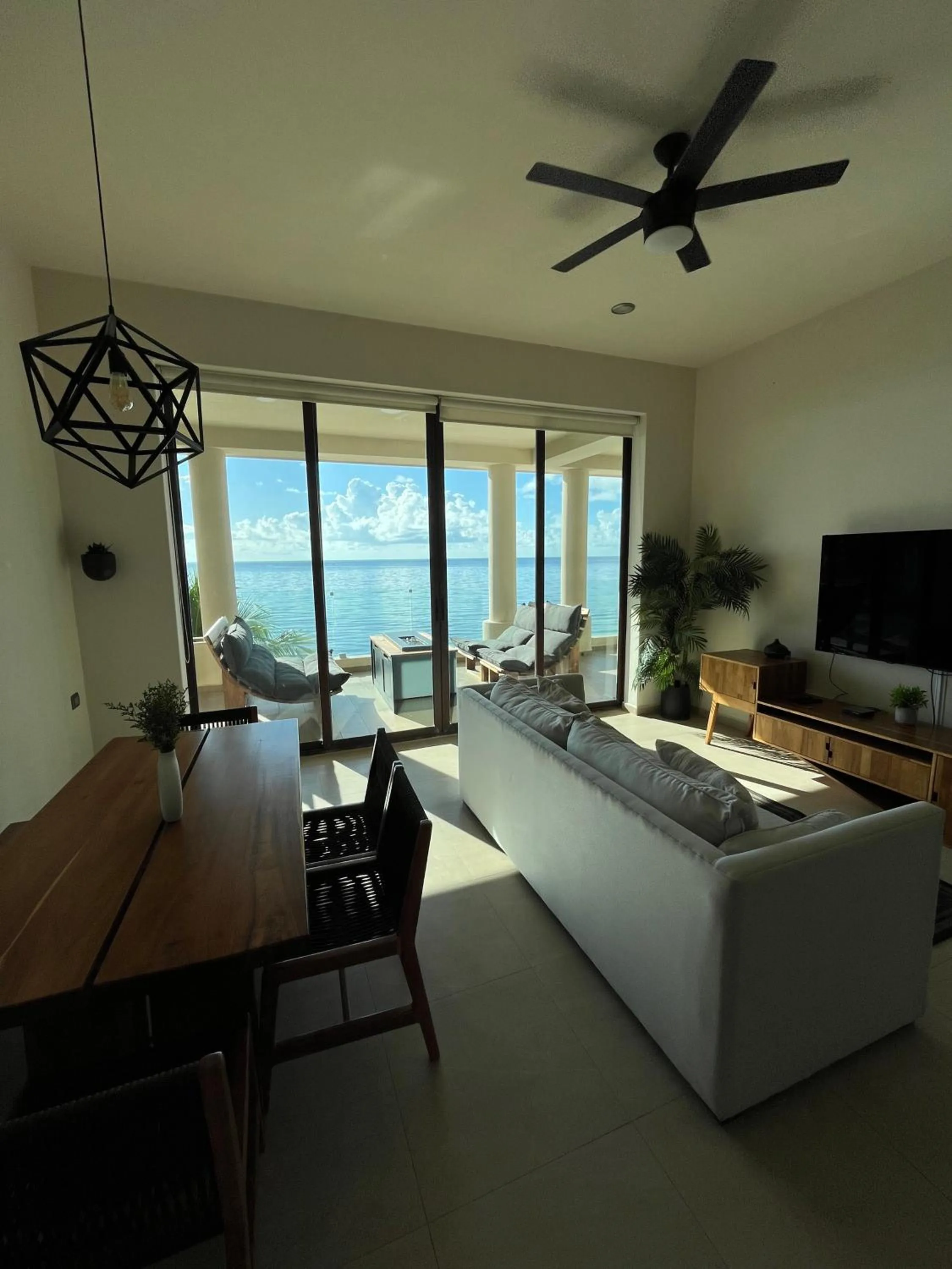 Communal lounge/ TV room in Paamul Hotel