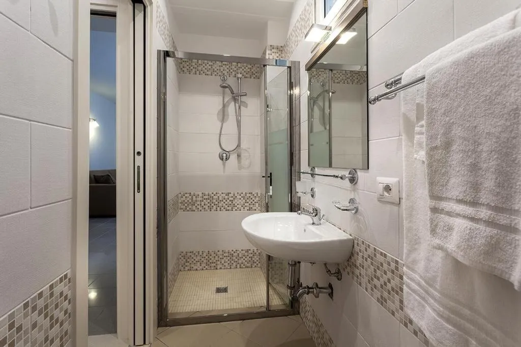 Shower in Residence Perla