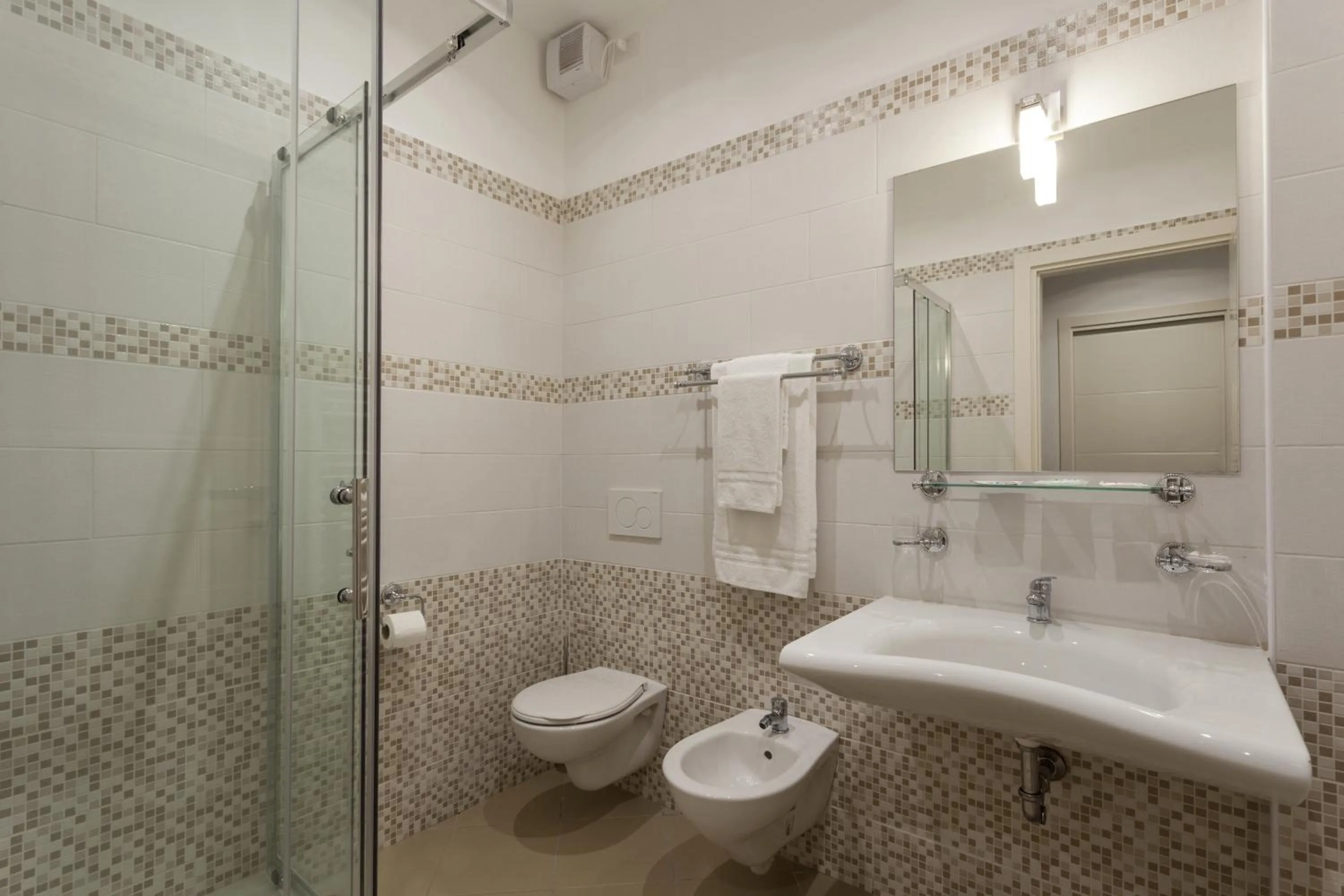 Shower in Residence Perla