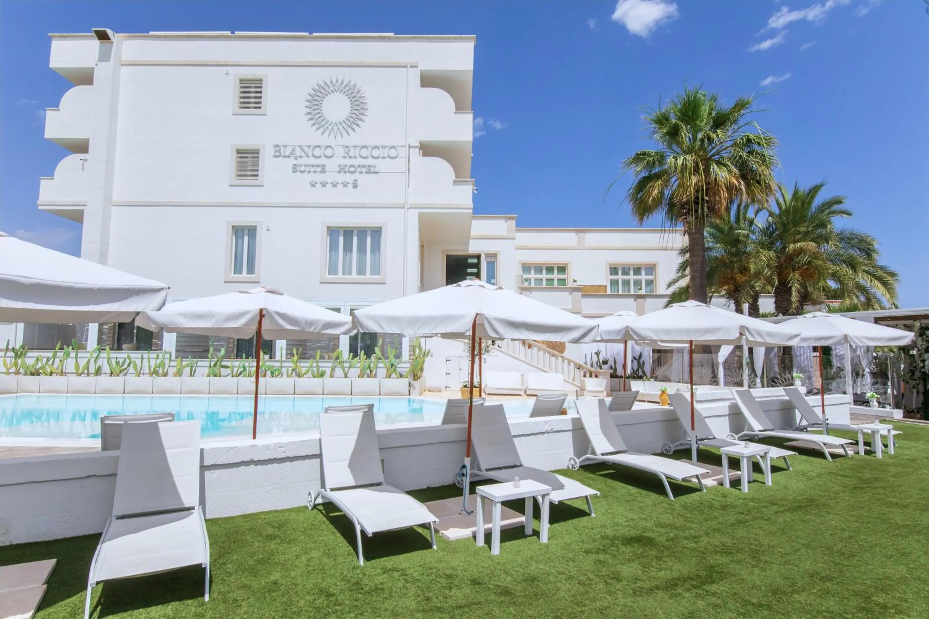 Property building in Bianco Riccio Suite Hotel
