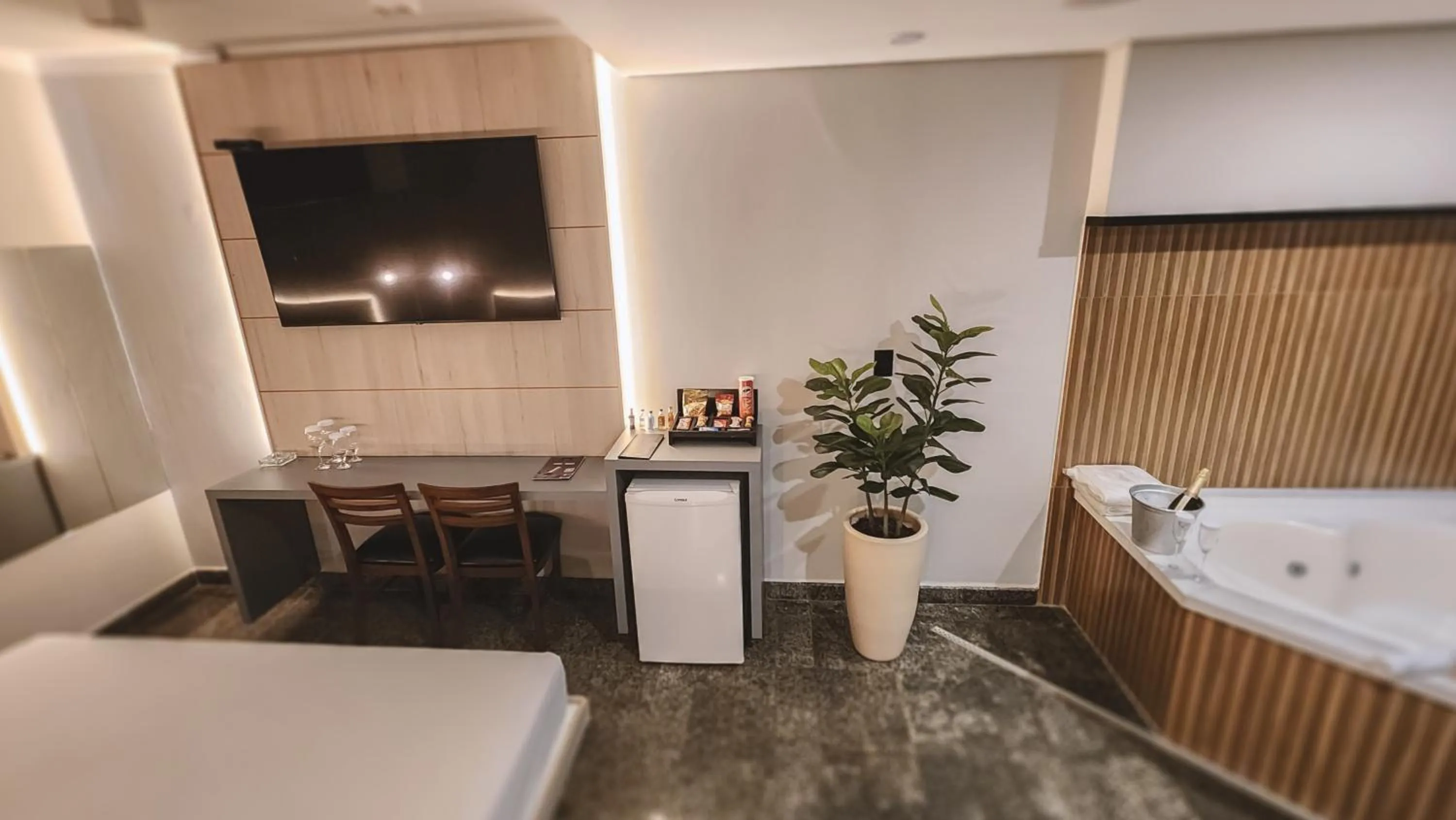 Suite with Spa Bath in Paris Motel