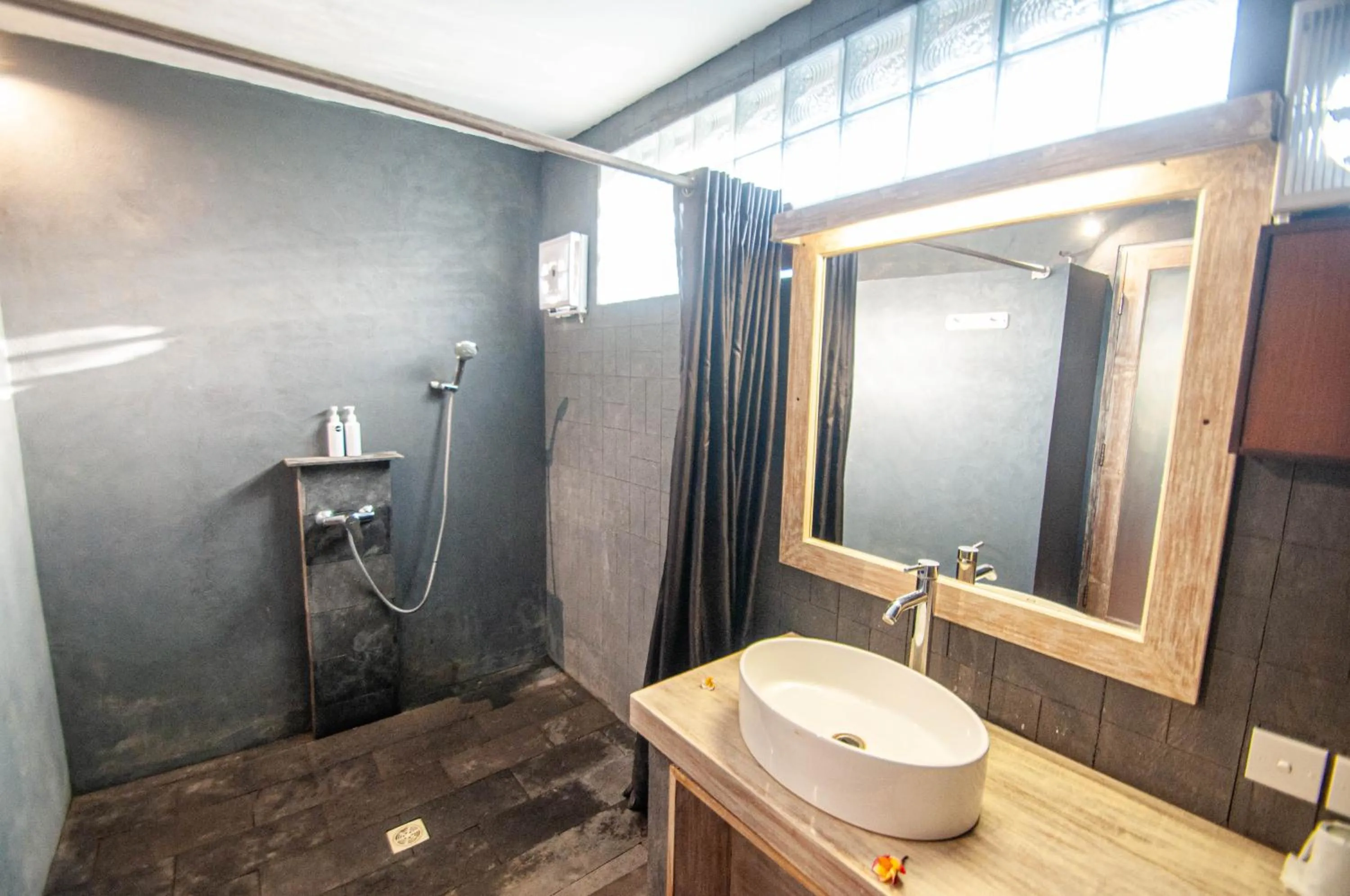 Shower in Kubuku Eco Dive Lodge and Yoga