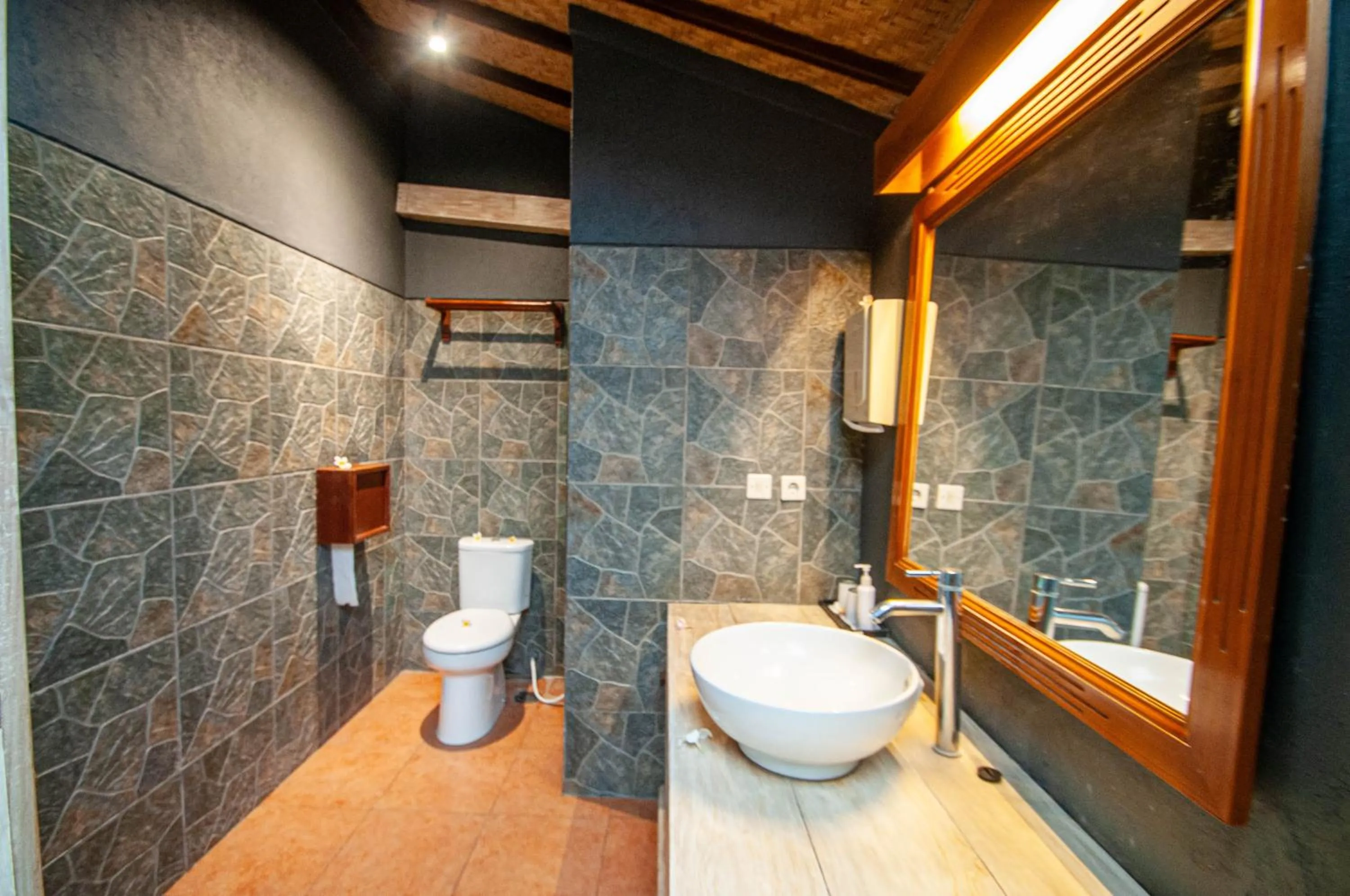 Bathroom in Kubuku Eco Dive Lodge and Yoga