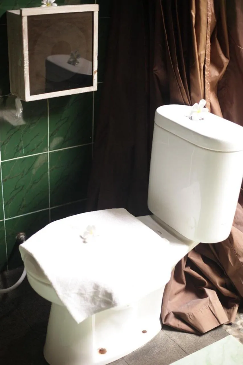 Toilet in Kubuku Eco Dive Lodge and Yoga