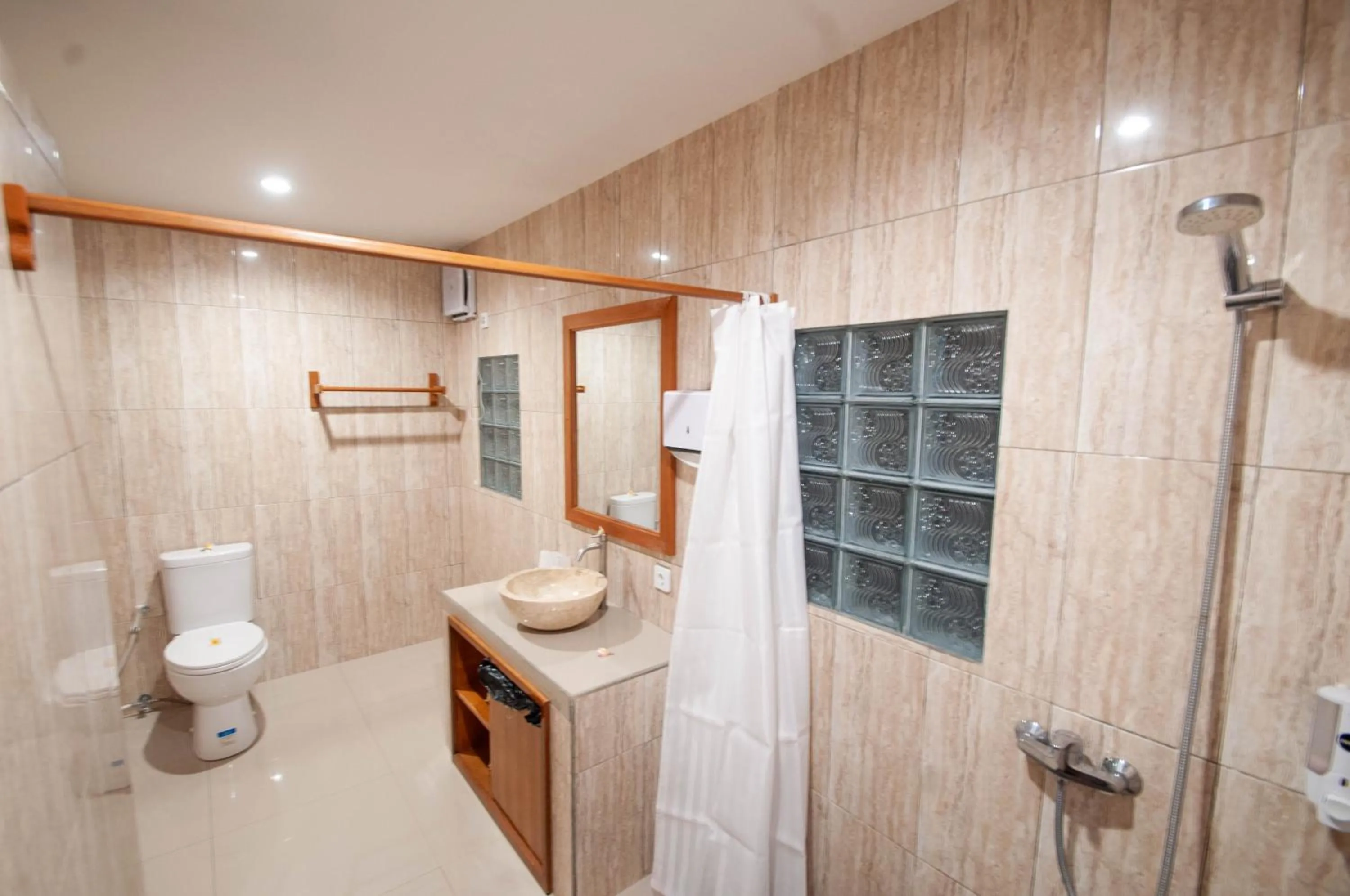 Shower in Kubuku Eco Dive Lodge and Yoga