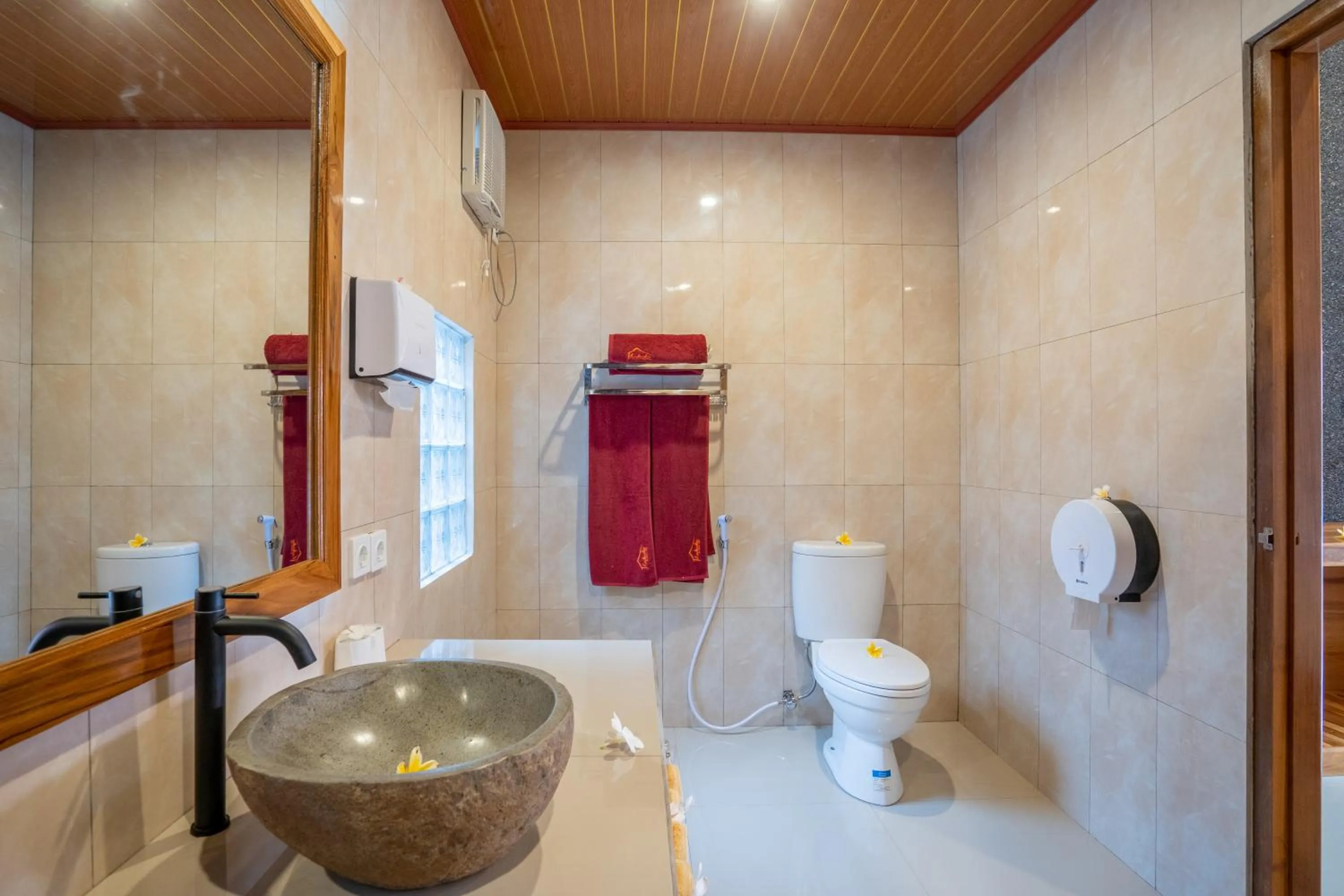 Bathroom in Kubuku Eco Dive Lodge and Yoga