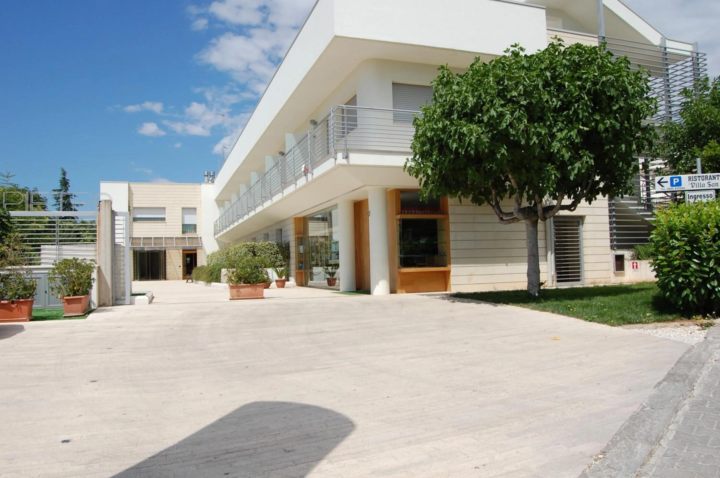 Property building in Hotel Villa San Pietro