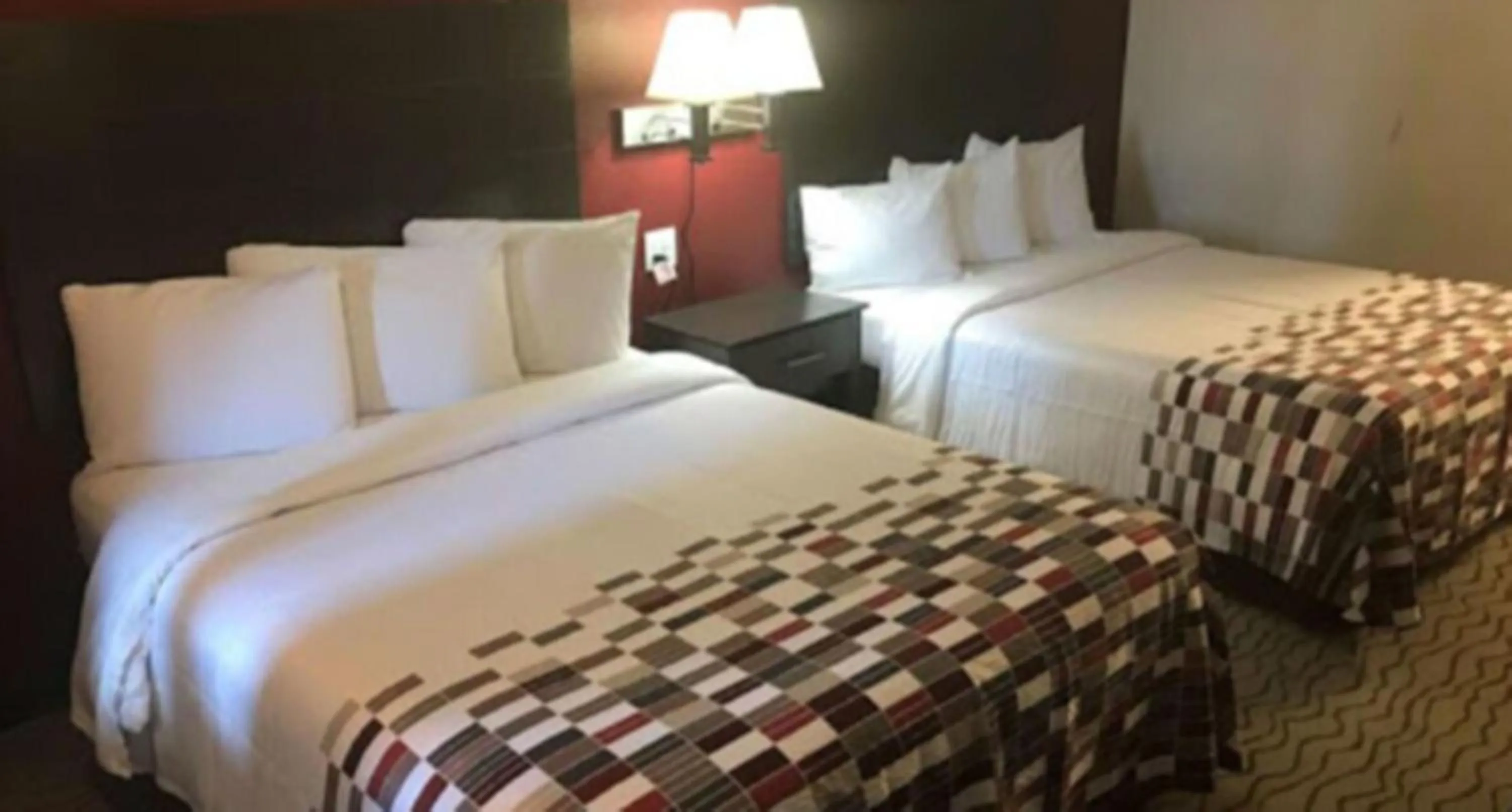 Bedroom, Bed in American Inn