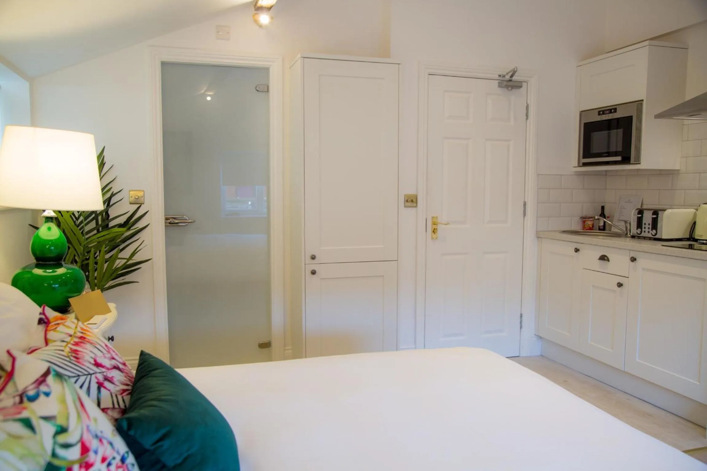 Photo of the whole room, Bed in Winckley Stays