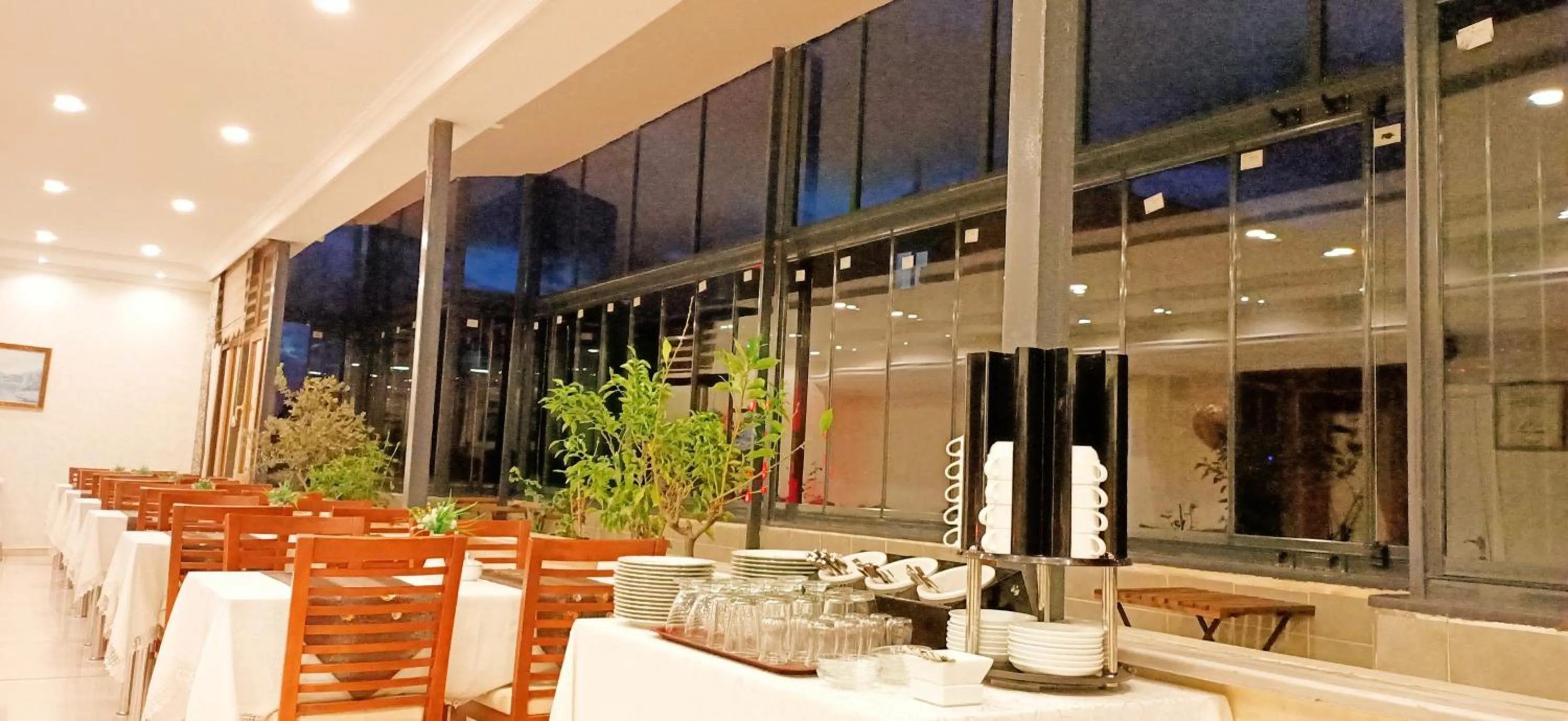 Restaurant/places to eat in Ceylan Hotel