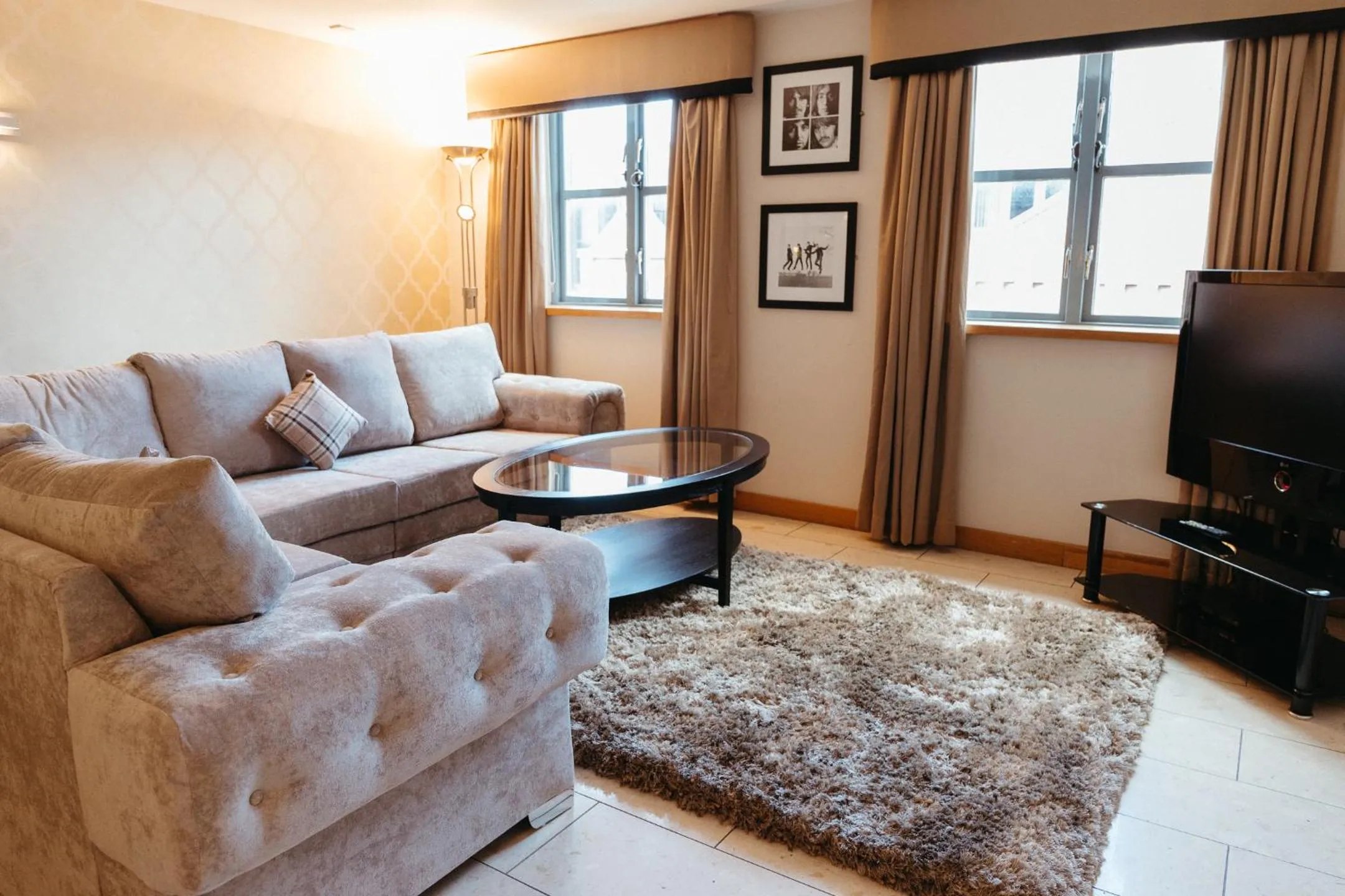 Seating area in Posh Pads - Liverpool 1 - Apart-Hotel