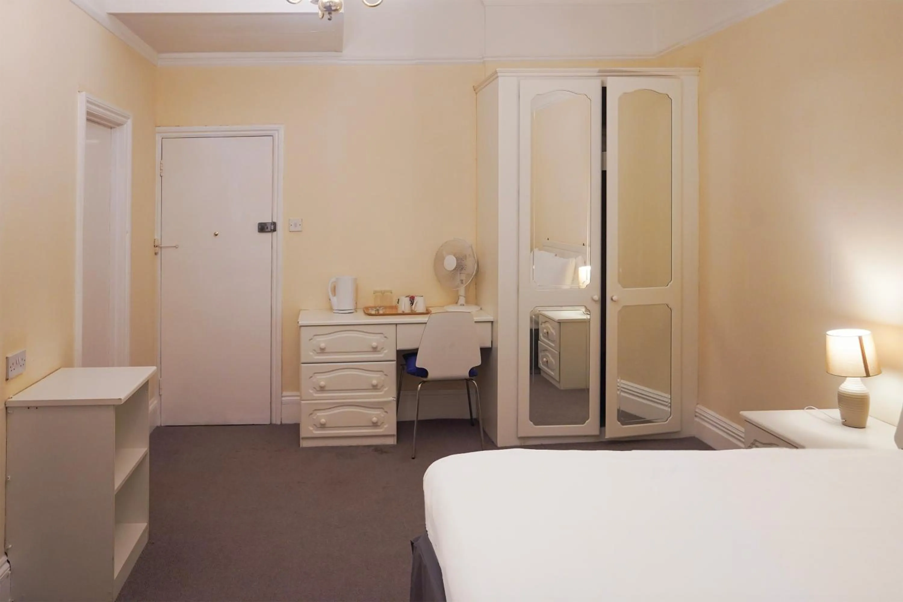 Bedroom, Bed in OYO Langford Hotel, Brighton & Hove