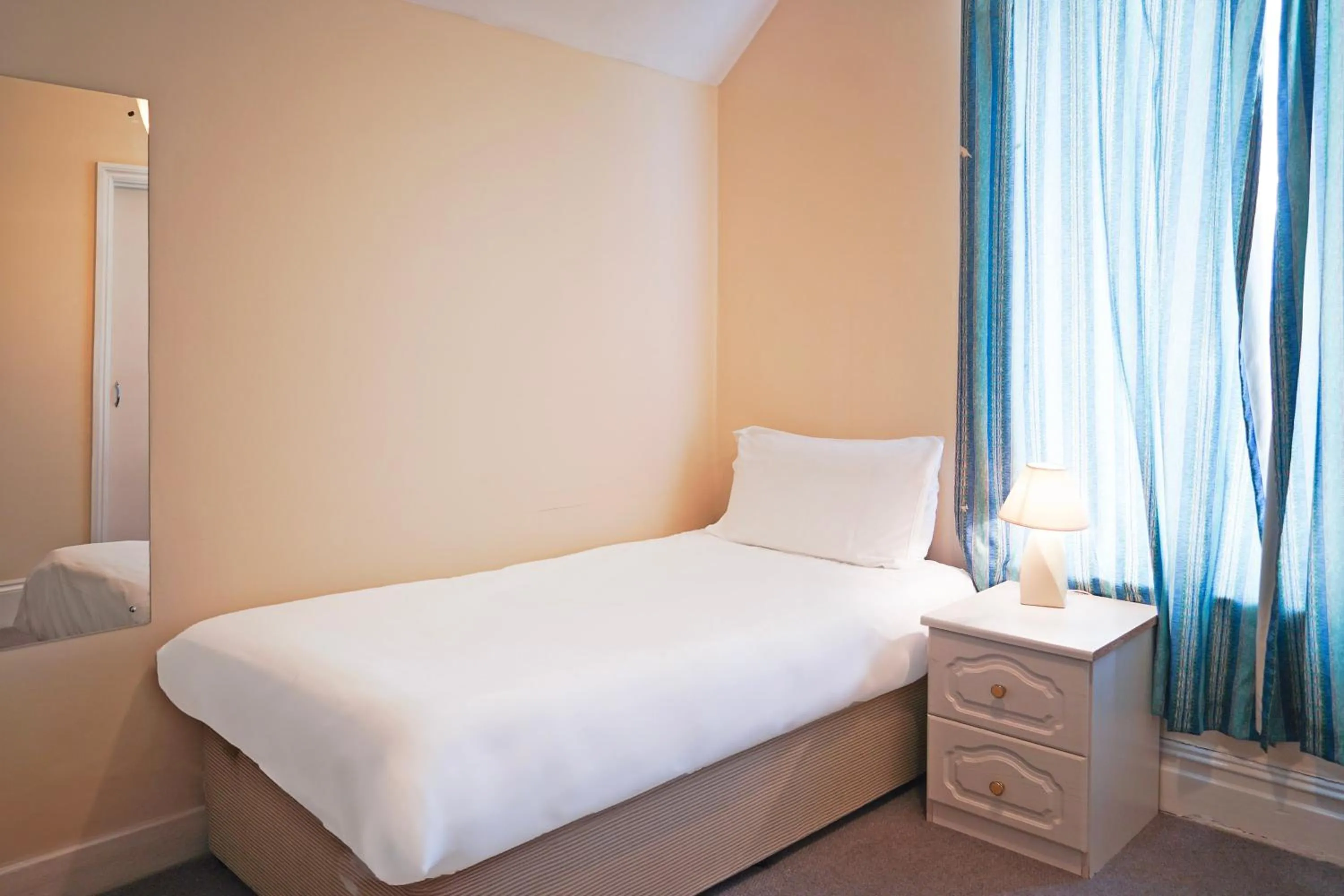 Bedroom, Bed in OYO Langford Hotel, Brighton & Hove