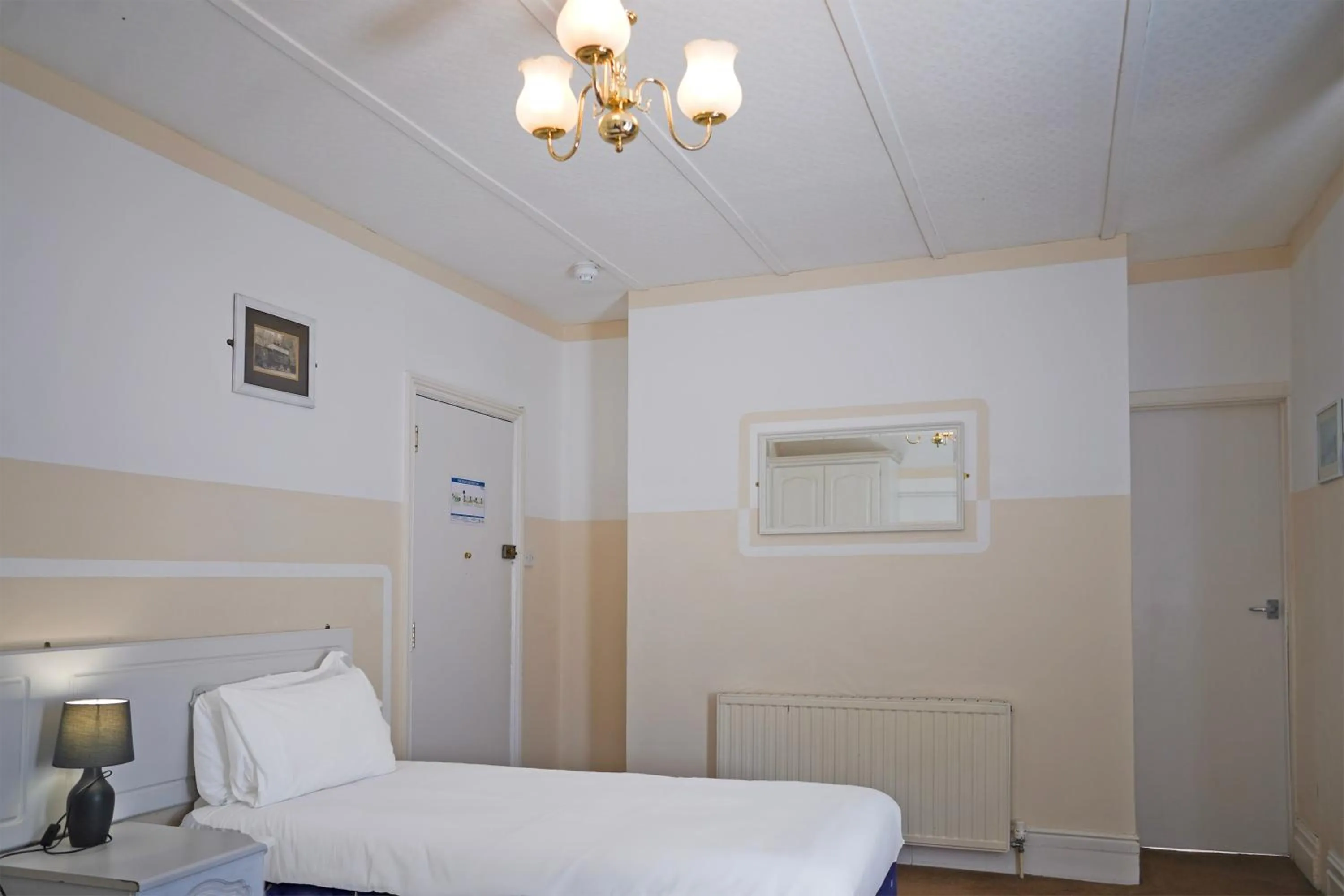 Bedroom, Bed in OYO Langford Hotel, Brighton & Hove