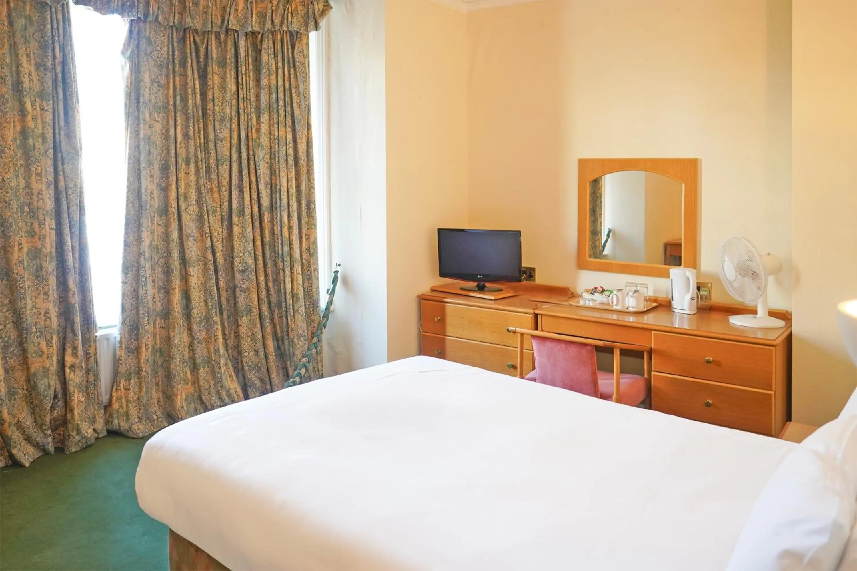 Bedroom, Bed in OYO Langford Hotel, Brighton & Hove