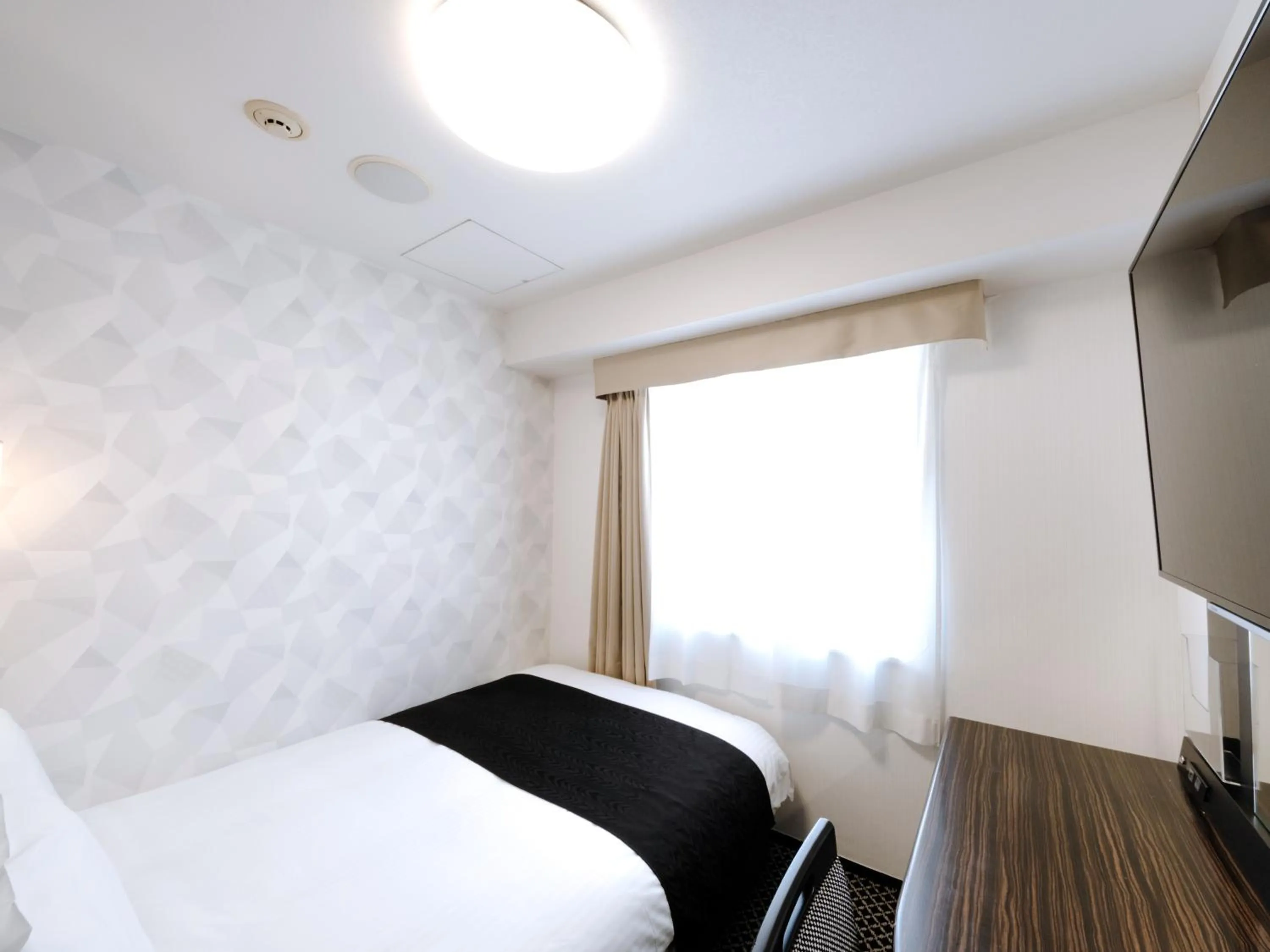 Photo of the whole room, Bed in APA Hotel Yokohama Kannai