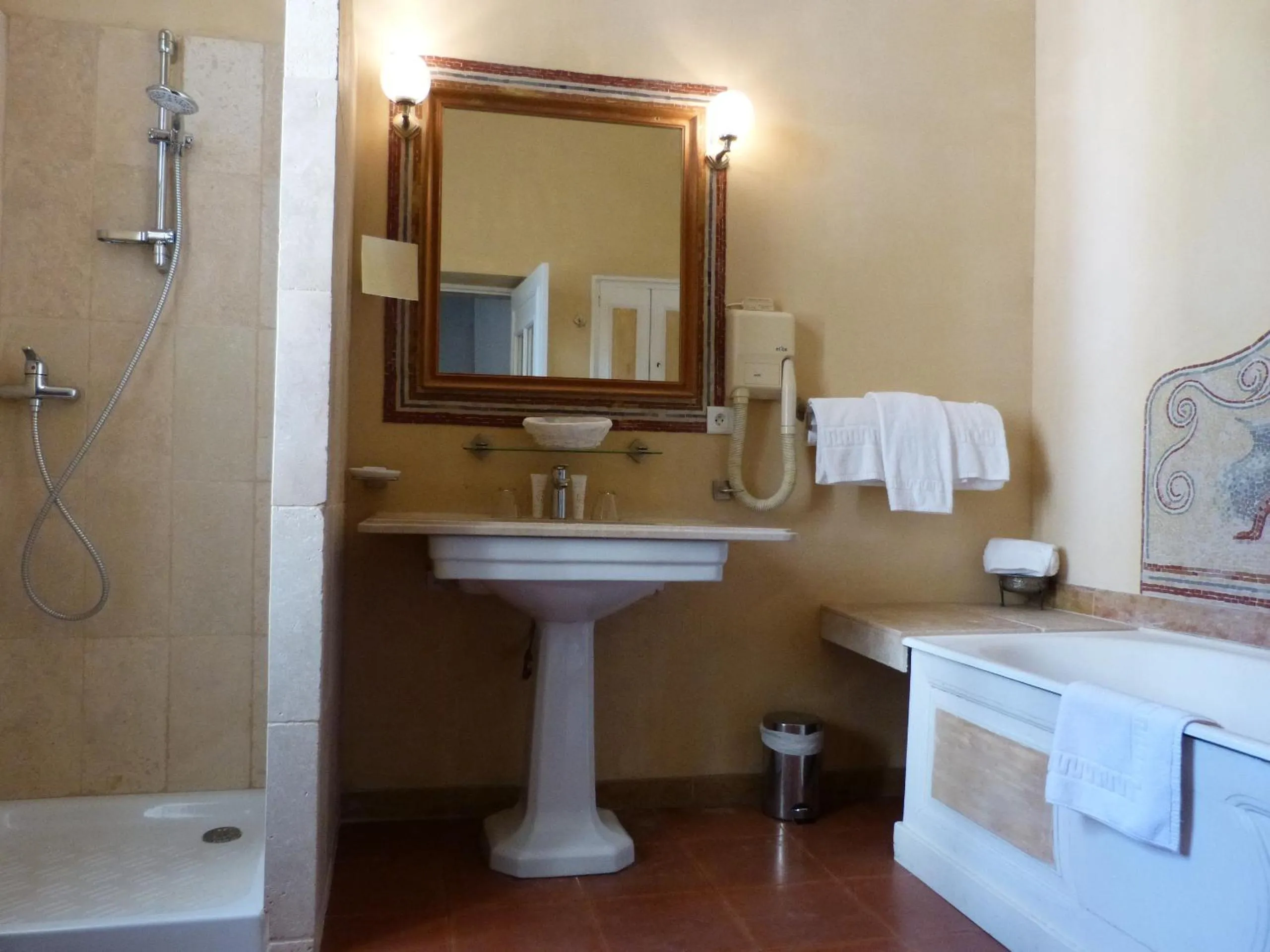 Bathroom in Château d'Arpaillargues - TERITORIA