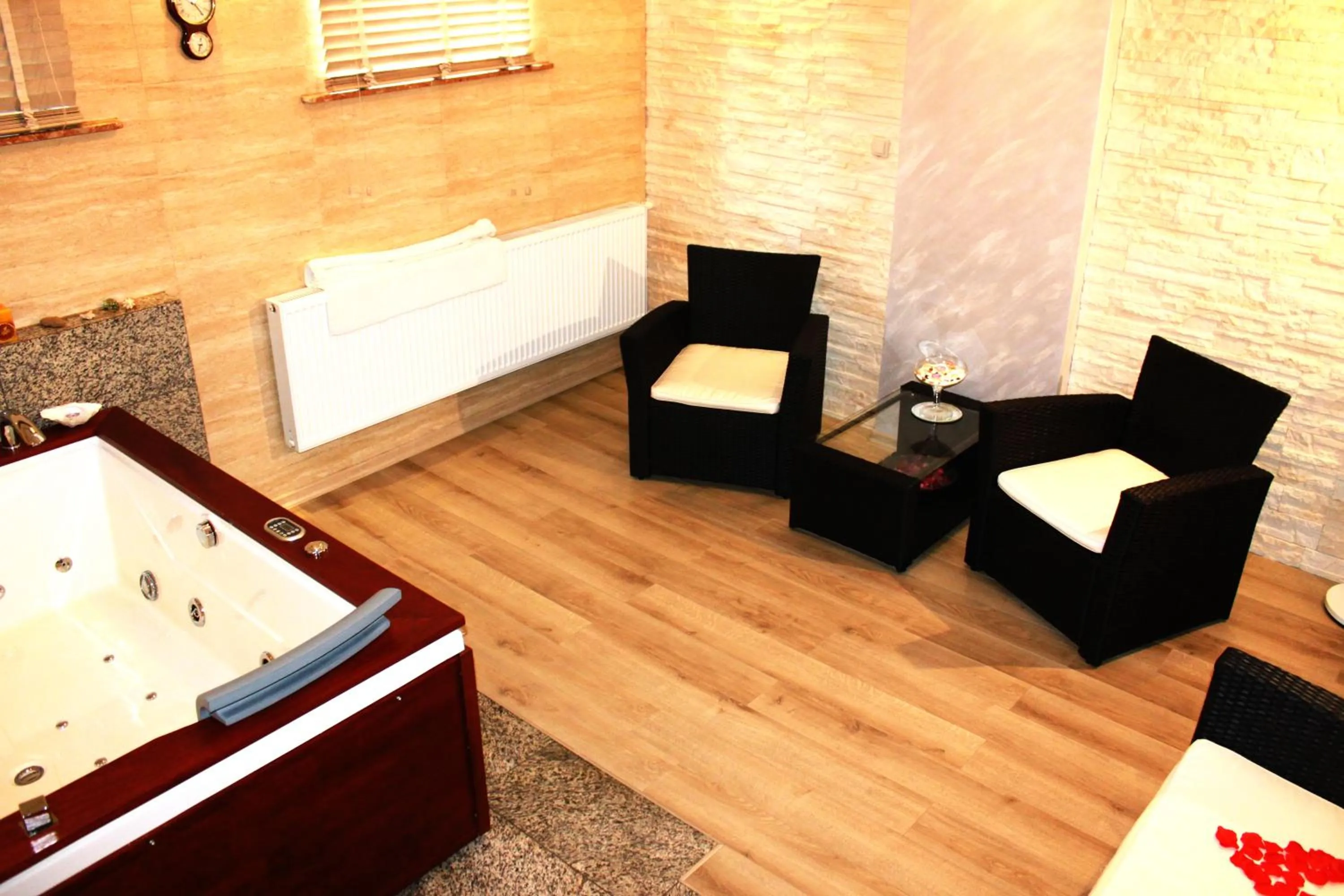 Hot Tub in Hotel Monet & Rubbens