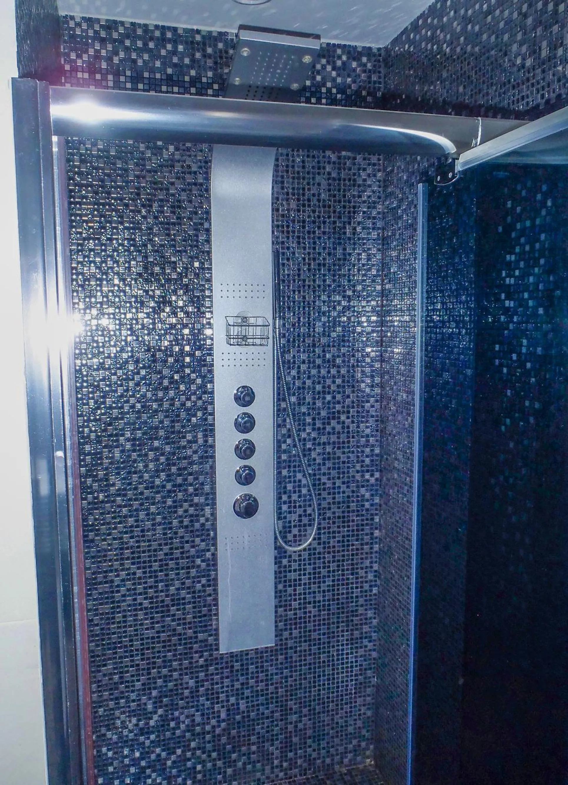 Shower in Hotel Monet & Rubbens