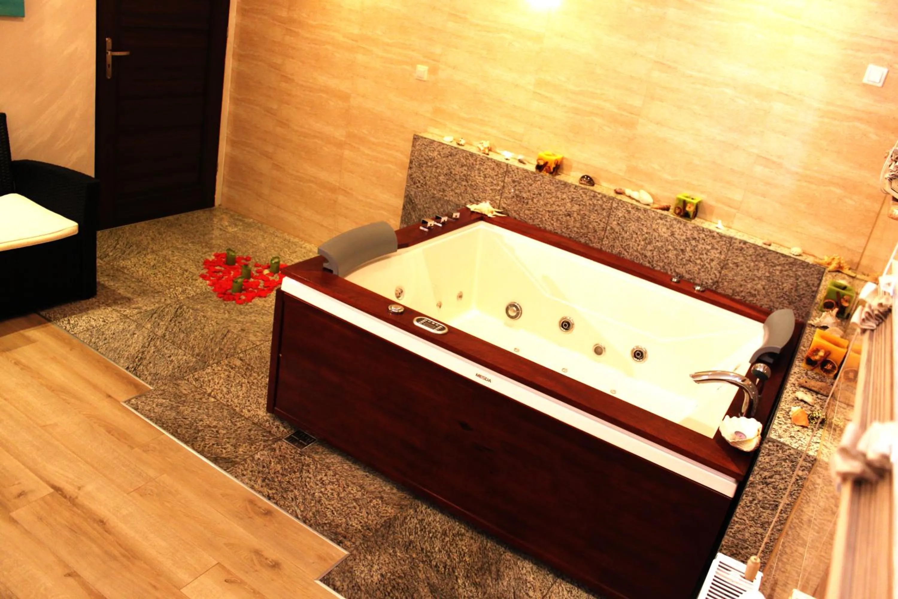 Hot Tub in Hotel Monet & Rubbens