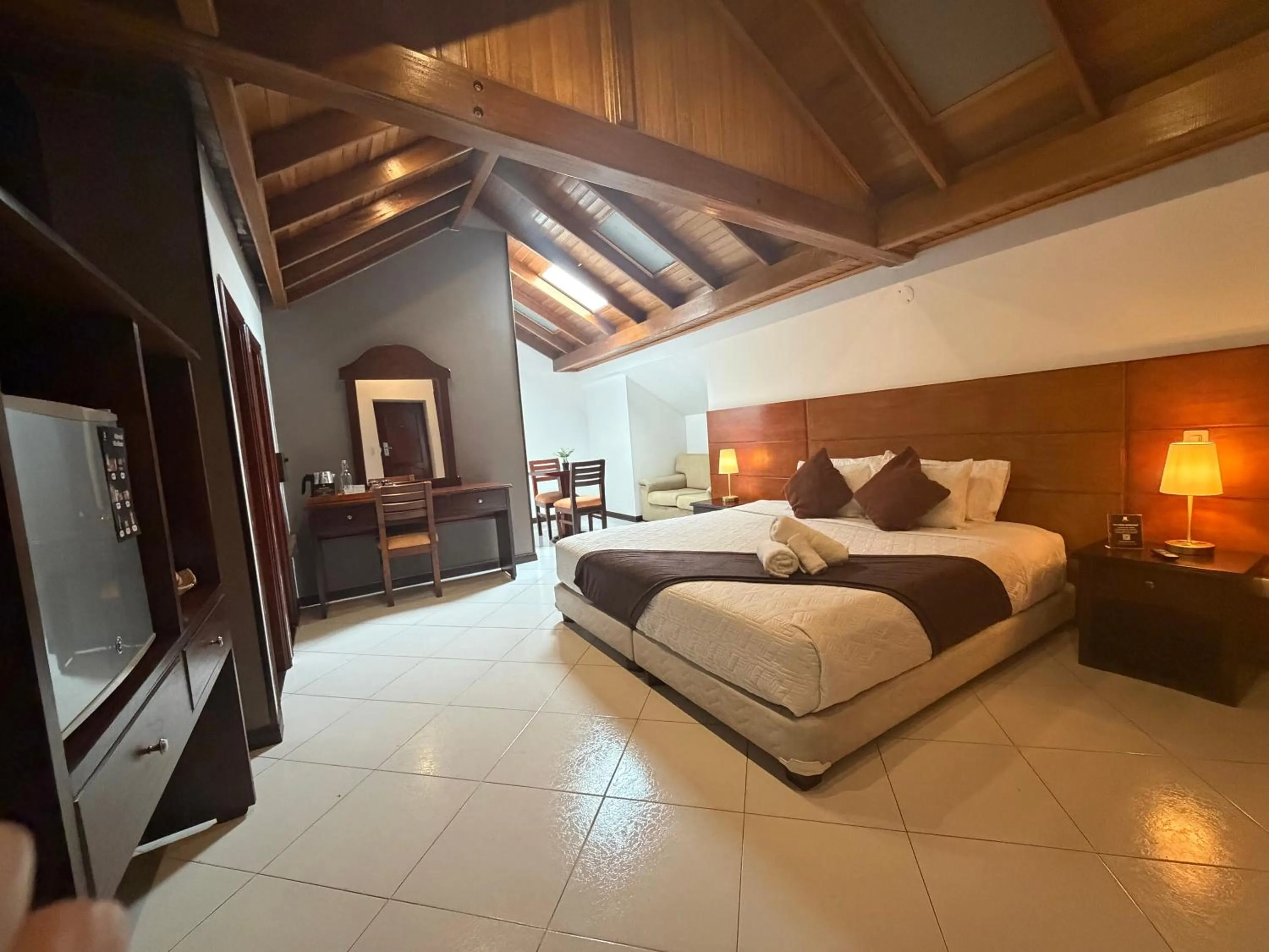 Communal lounge/ TV room, Bed in Blu Inn Hotel