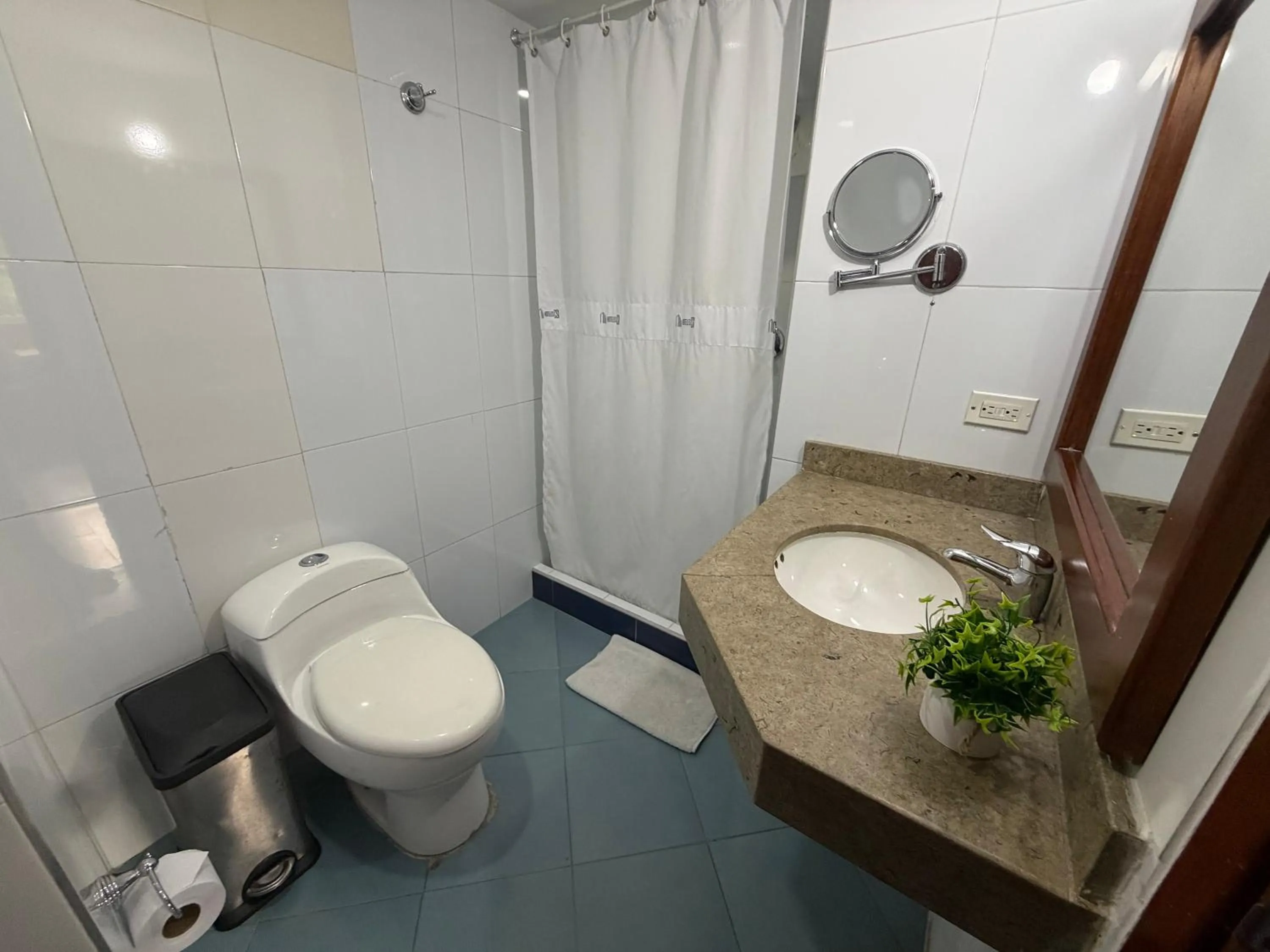 Shower in Blu Inn Hotel