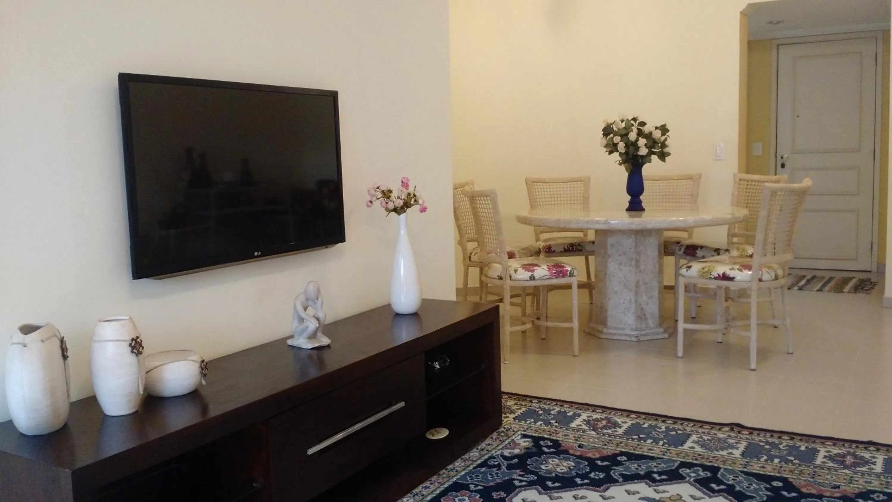 Communal lounge/ TV room in Apartamento Enseada Guarujá