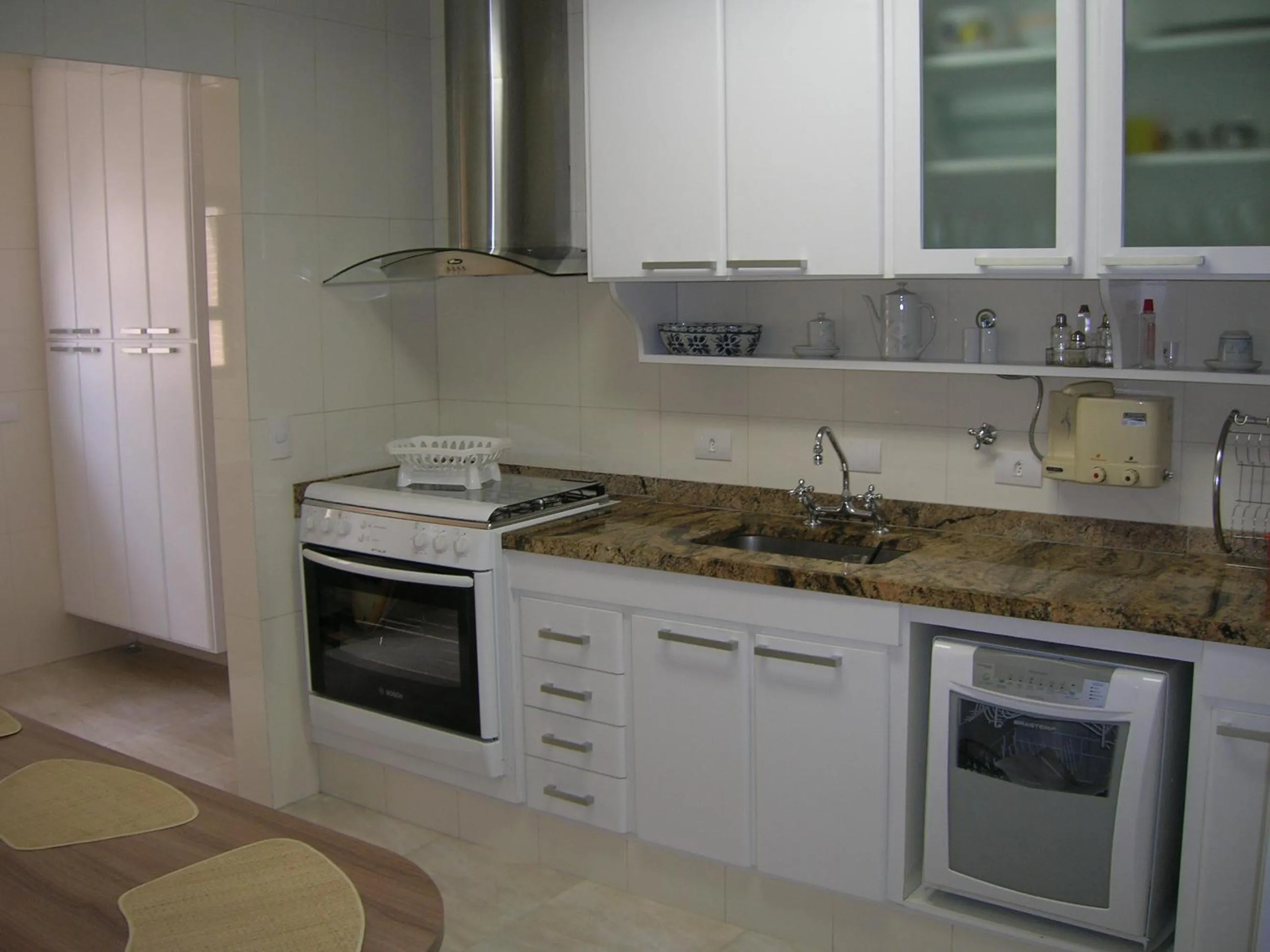 Communal kitchen in Apartamento Enseada Guarujá