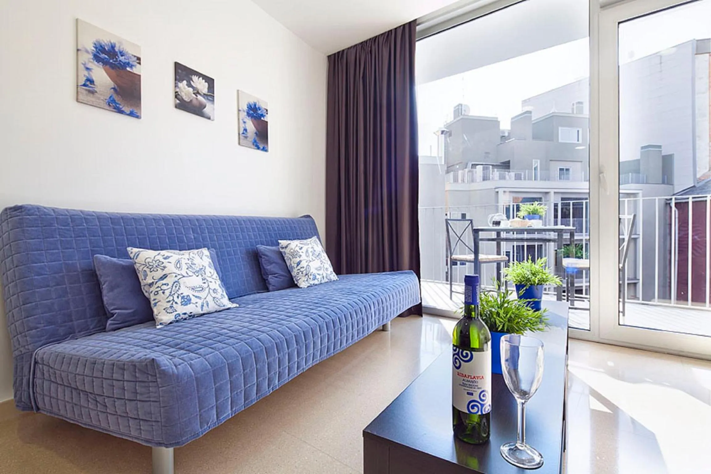 Living room in Charmsuites Paralel