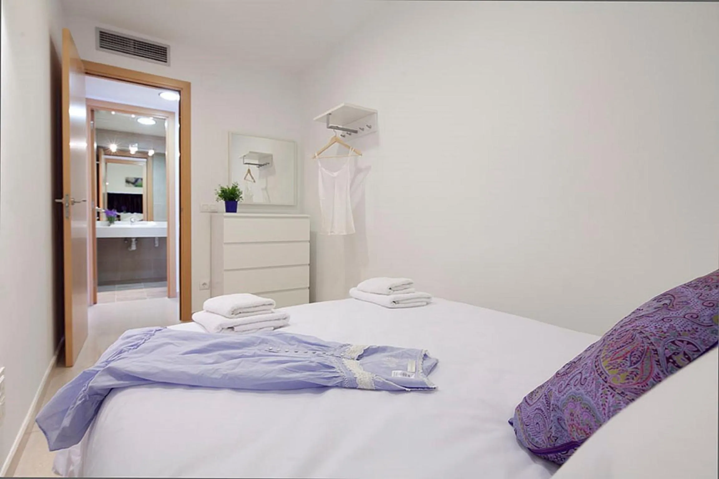 Bed in Charmsuites Paralel