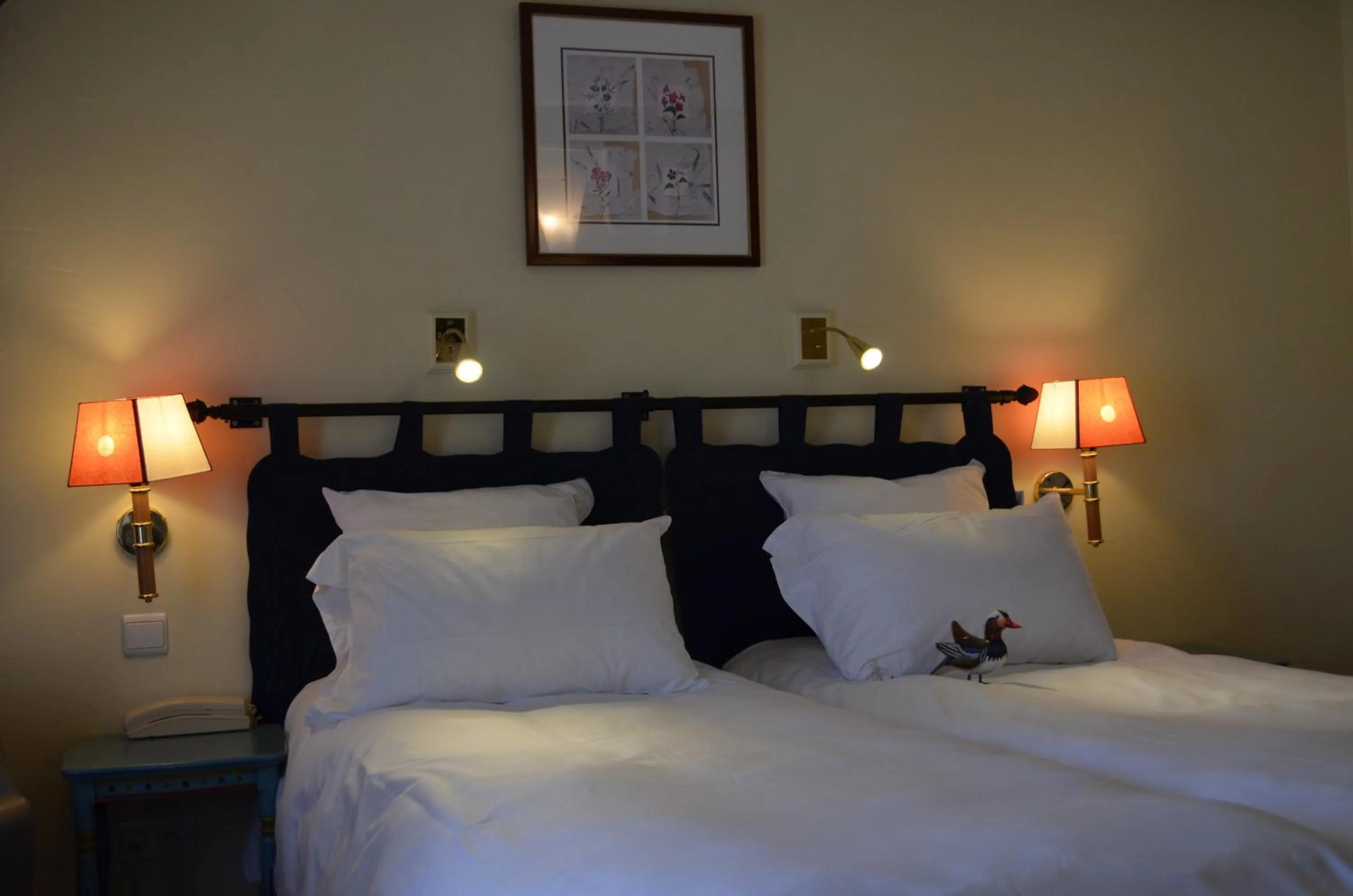 Bed in Logis Hôtel Auberge du Cheval Blanc