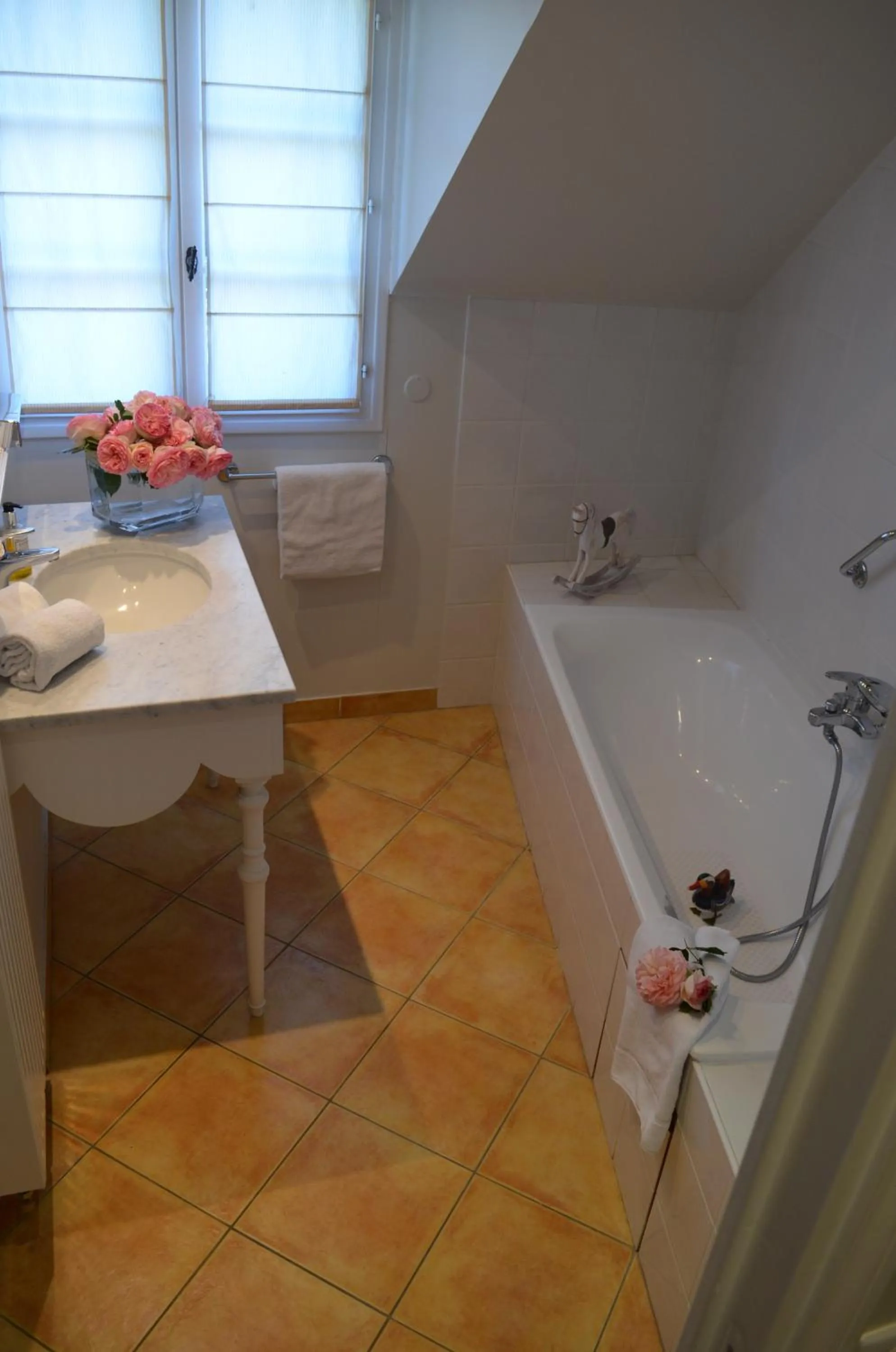 Bathroom in Logis Hôtel Auberge du Cheval Blanc