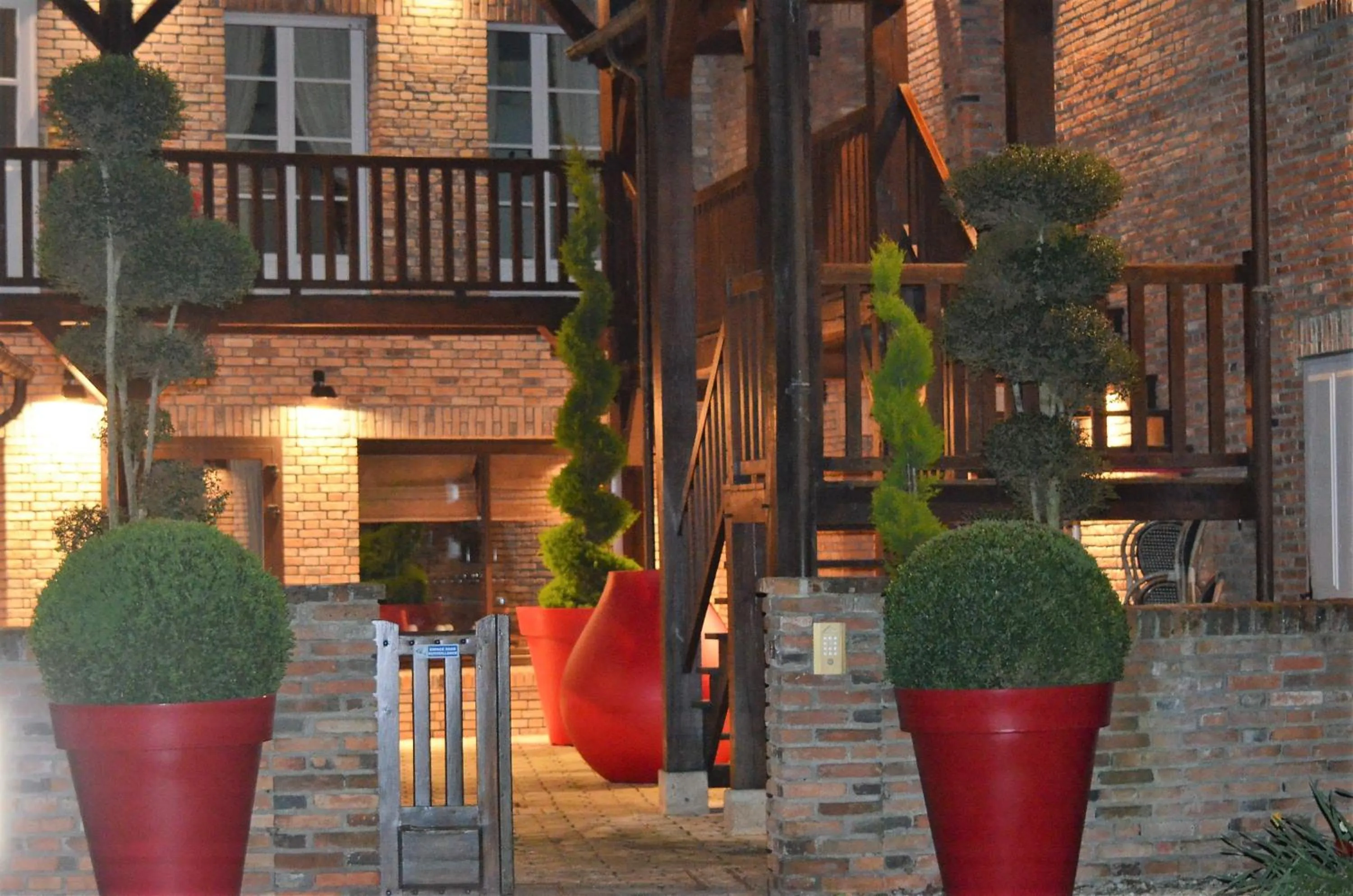 Patio in Logis Hôtel Auberge du Cheval Blanc