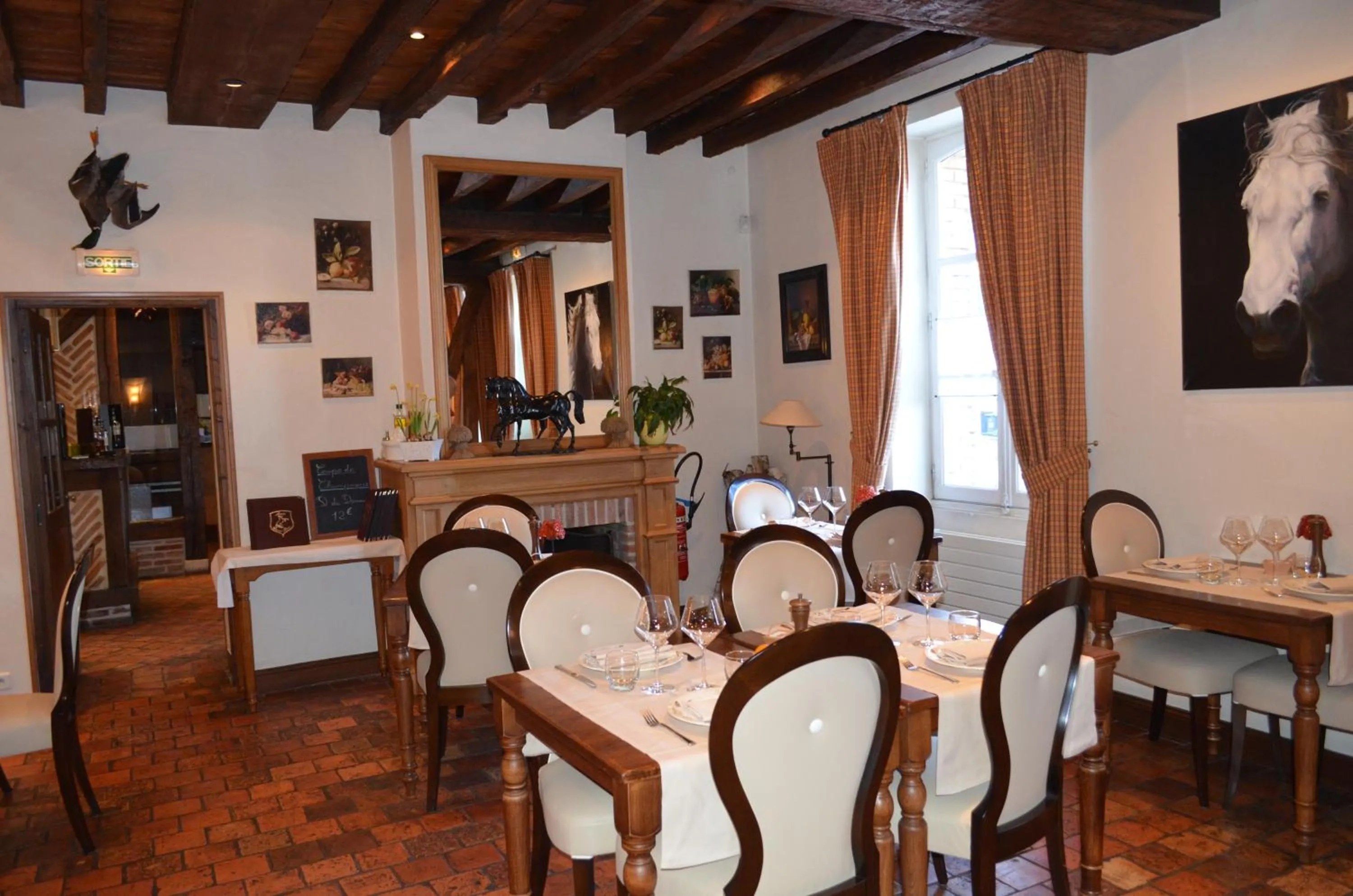 Restaurant/places to eat in Logis Hôtel Auberge du Cheval Blanc