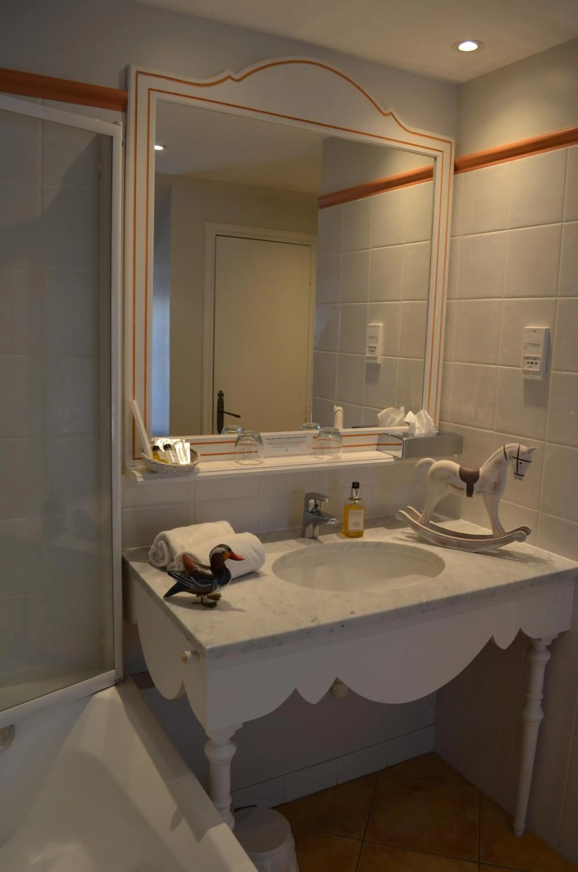 Bathroom in Logis Hôtel Auberge du Cheval Blanc