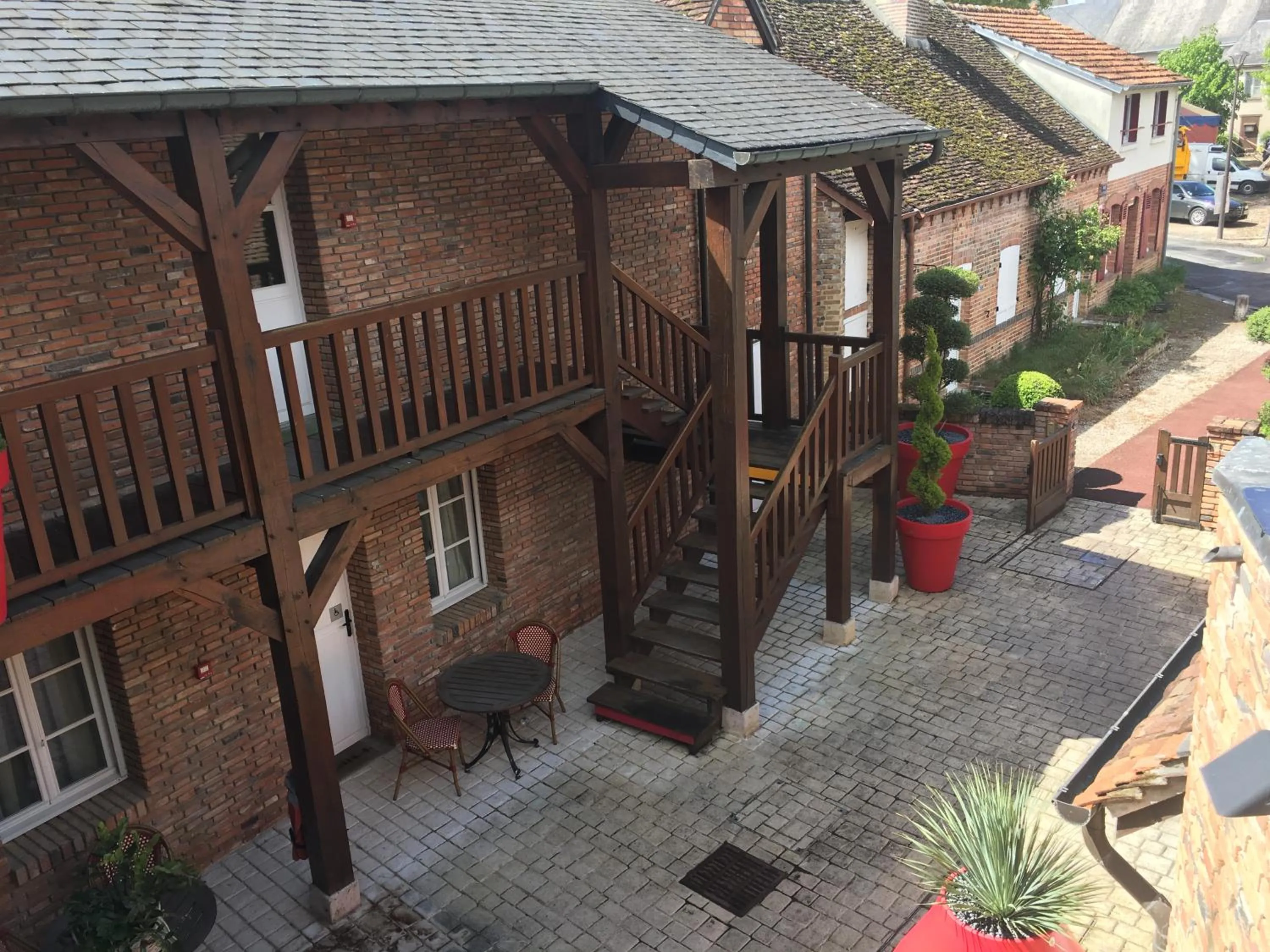 Property building in Logis Hôtel Auberge du Cheval Blanc